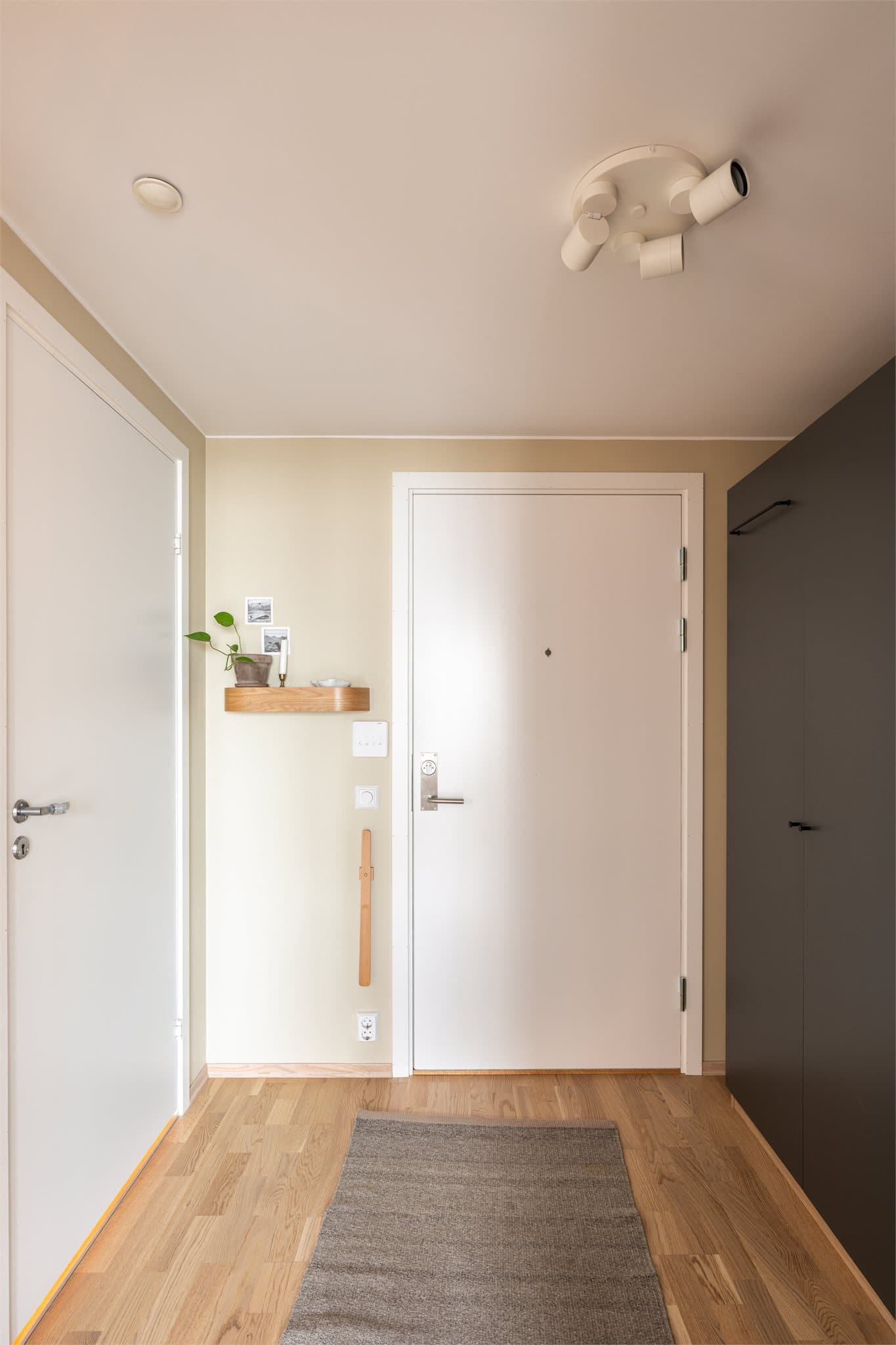 Lys, innbydende og romslig entré. Porttelefon ved inngangsdøren.