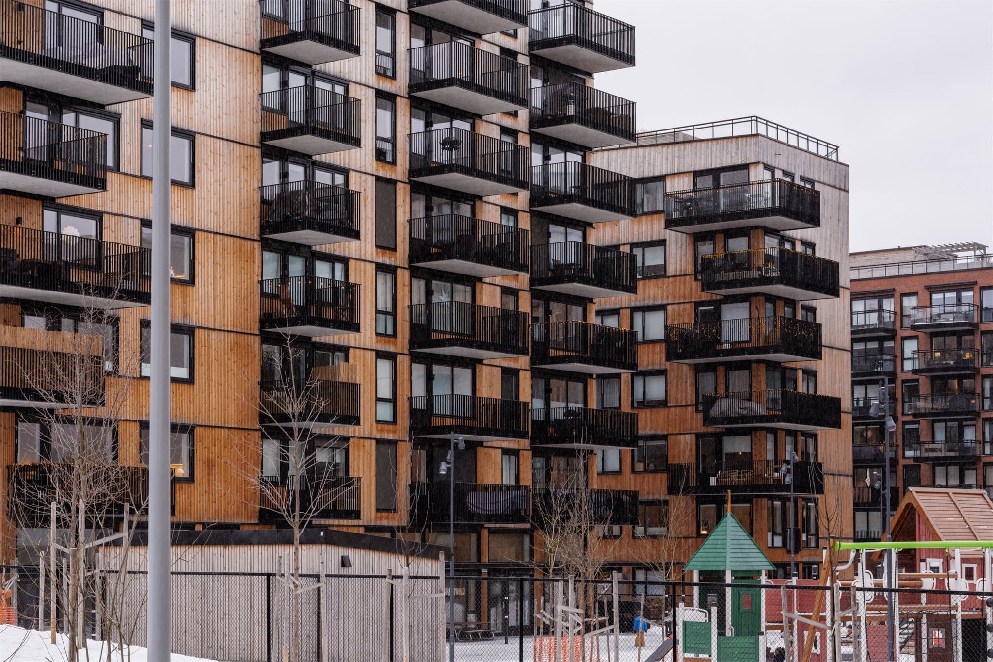 Bygget har en moderne fasade med utvendig kledning i tre.