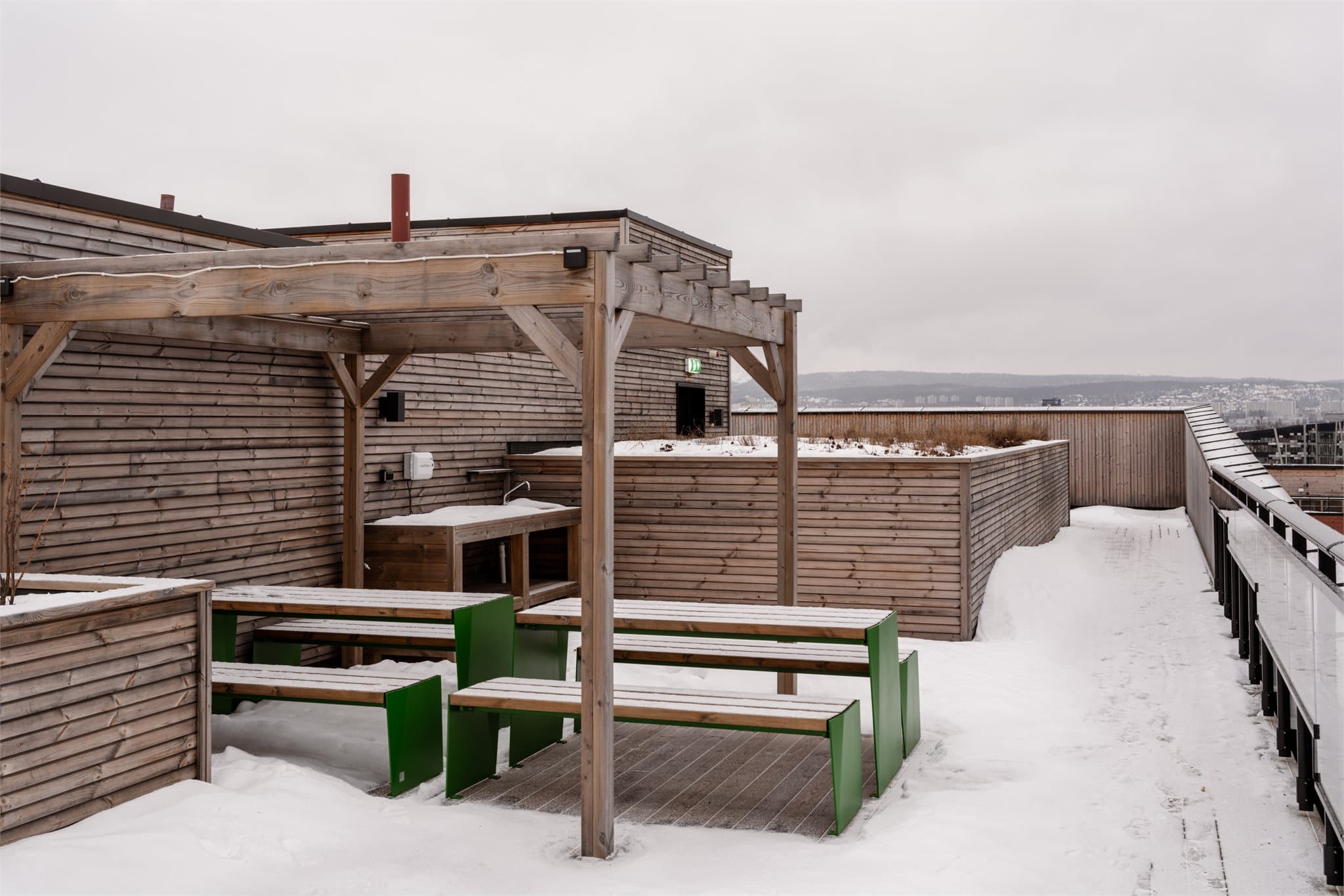 Borettslaget har en flott, felles takterrasse med sittegrupper, vidstrakt utsikt og fantastiske solforhold.