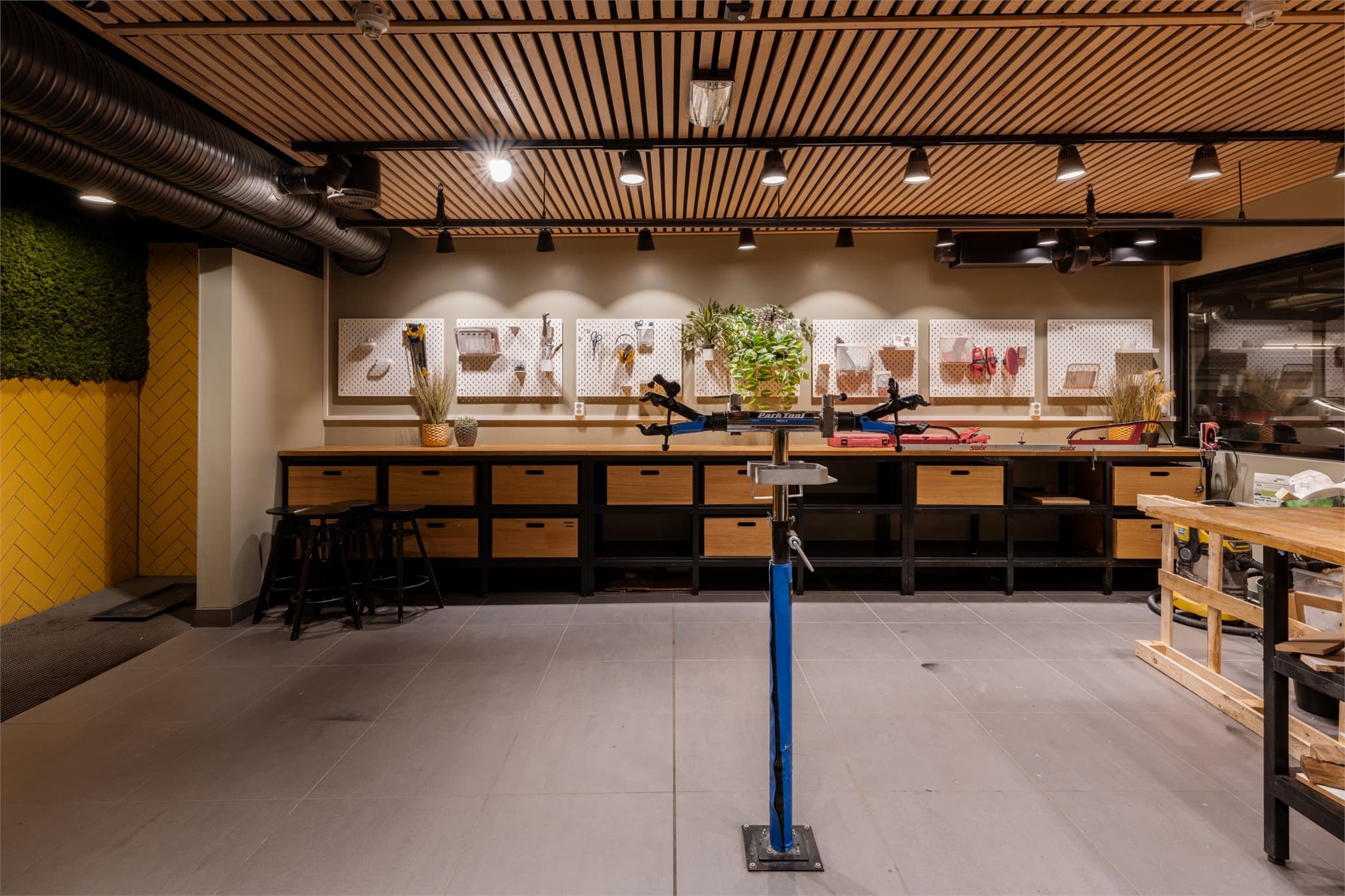 Sameiet tilbyr et velutstyrt hobbyrom og sykkelverksted for beboerne.