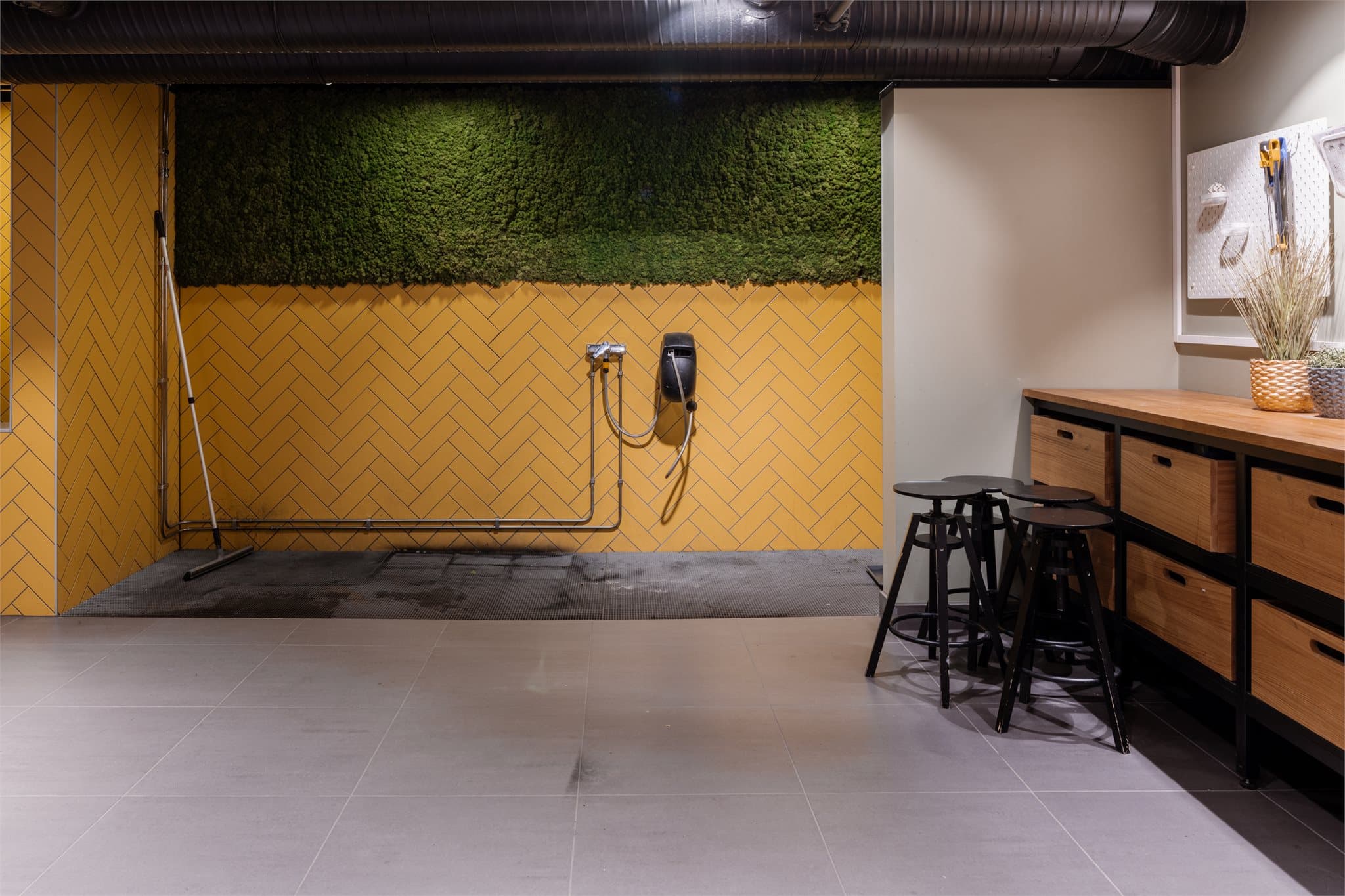 En praktisk vaskestasjon er også tilgjengelig i fellesarealene.