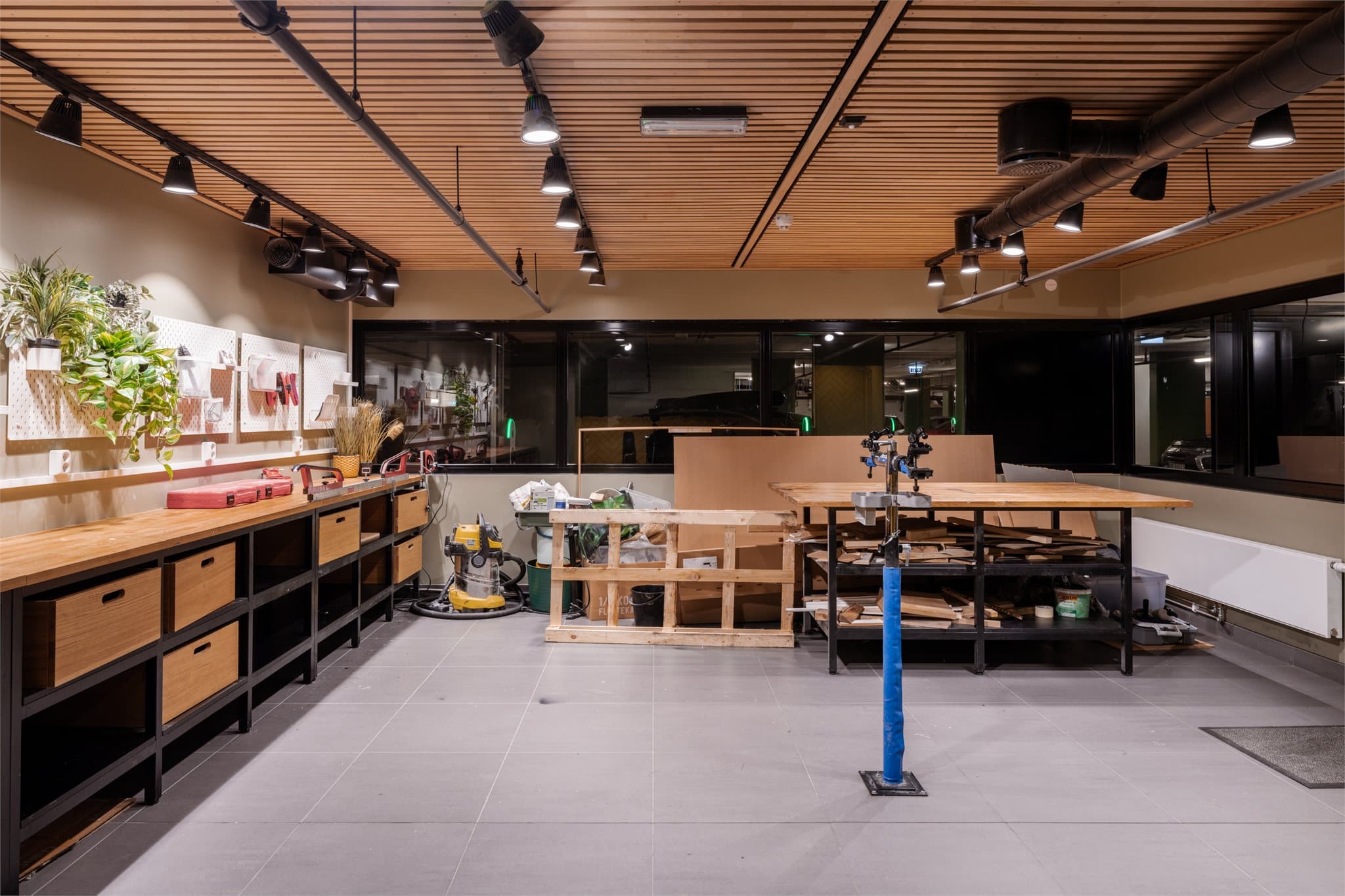 Fasilitetene i hobbyrommet gir gode muligheter for små og store prosjekter.