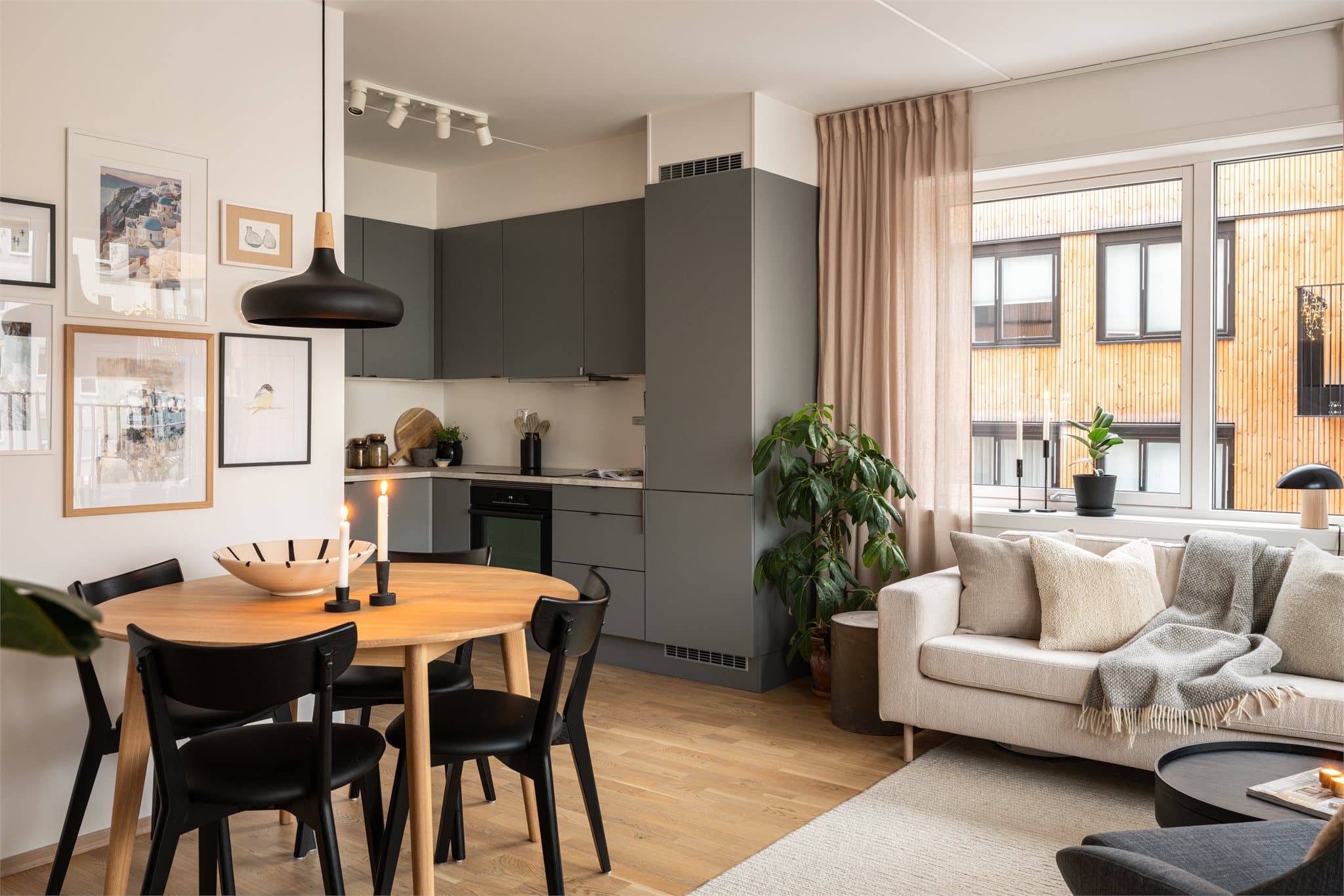 Gjennomgående materialvalg skaper en helhetlig og moderne følelse.