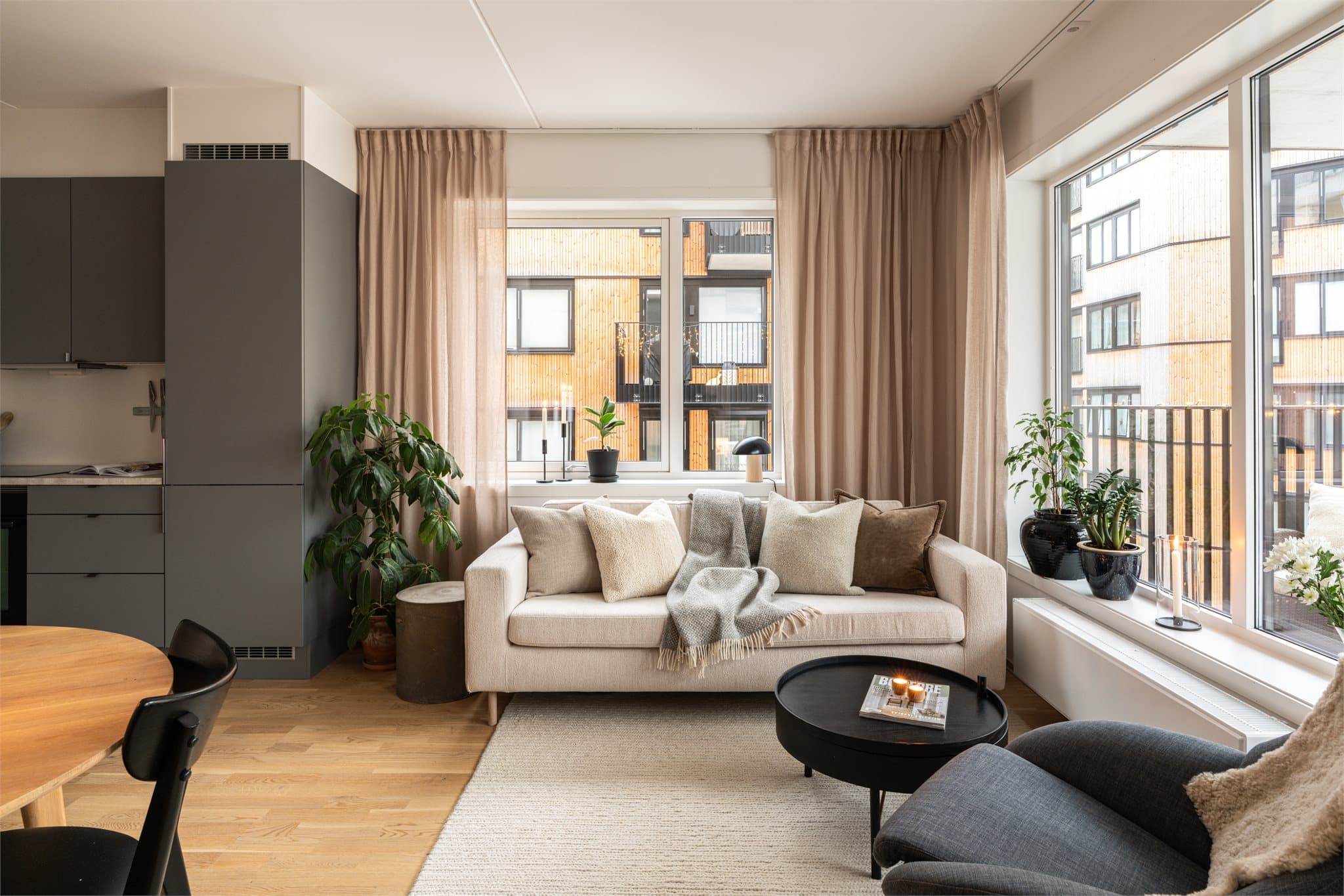 Oppvarming skjer via radiatorer tilknyttet fjernvarme.