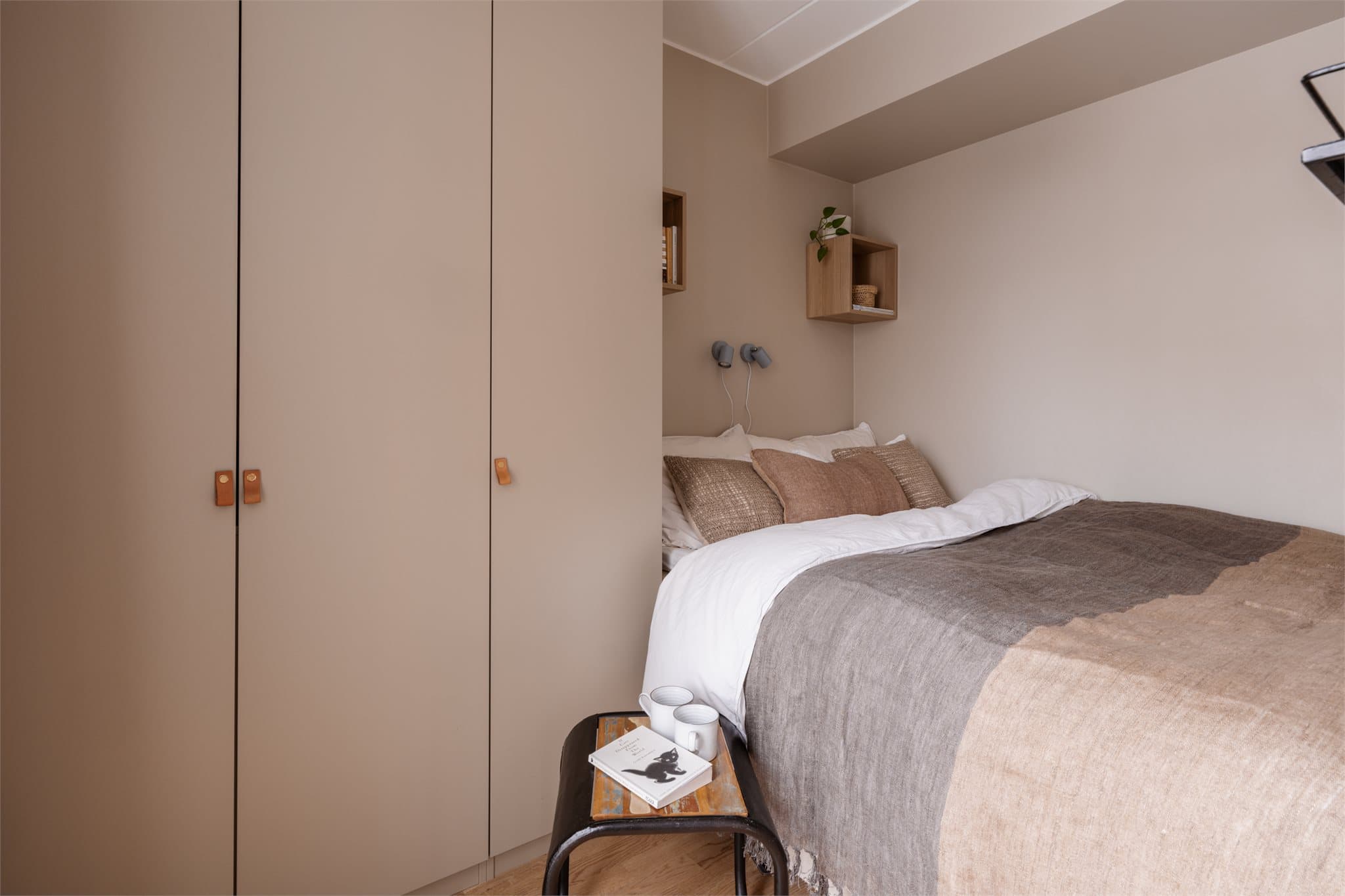 Romslig soverom med plassbygget garderobeskap.