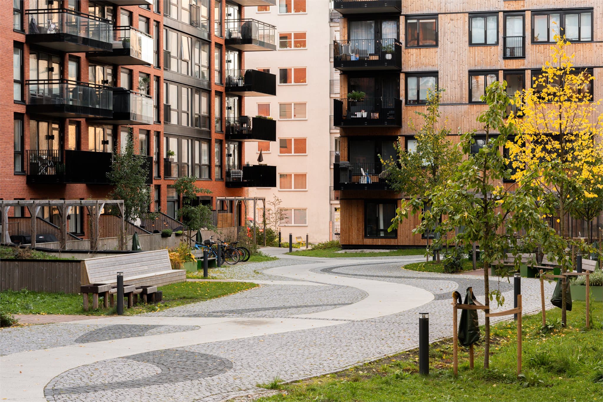 Uteområdene er pent opparbeidet med gangstier, beplantning og lekeplasser.