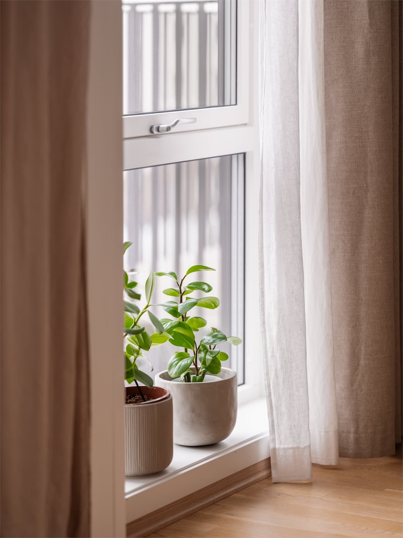 Soverommet har godt lysinnslipp med vindu fra gulv til tak.