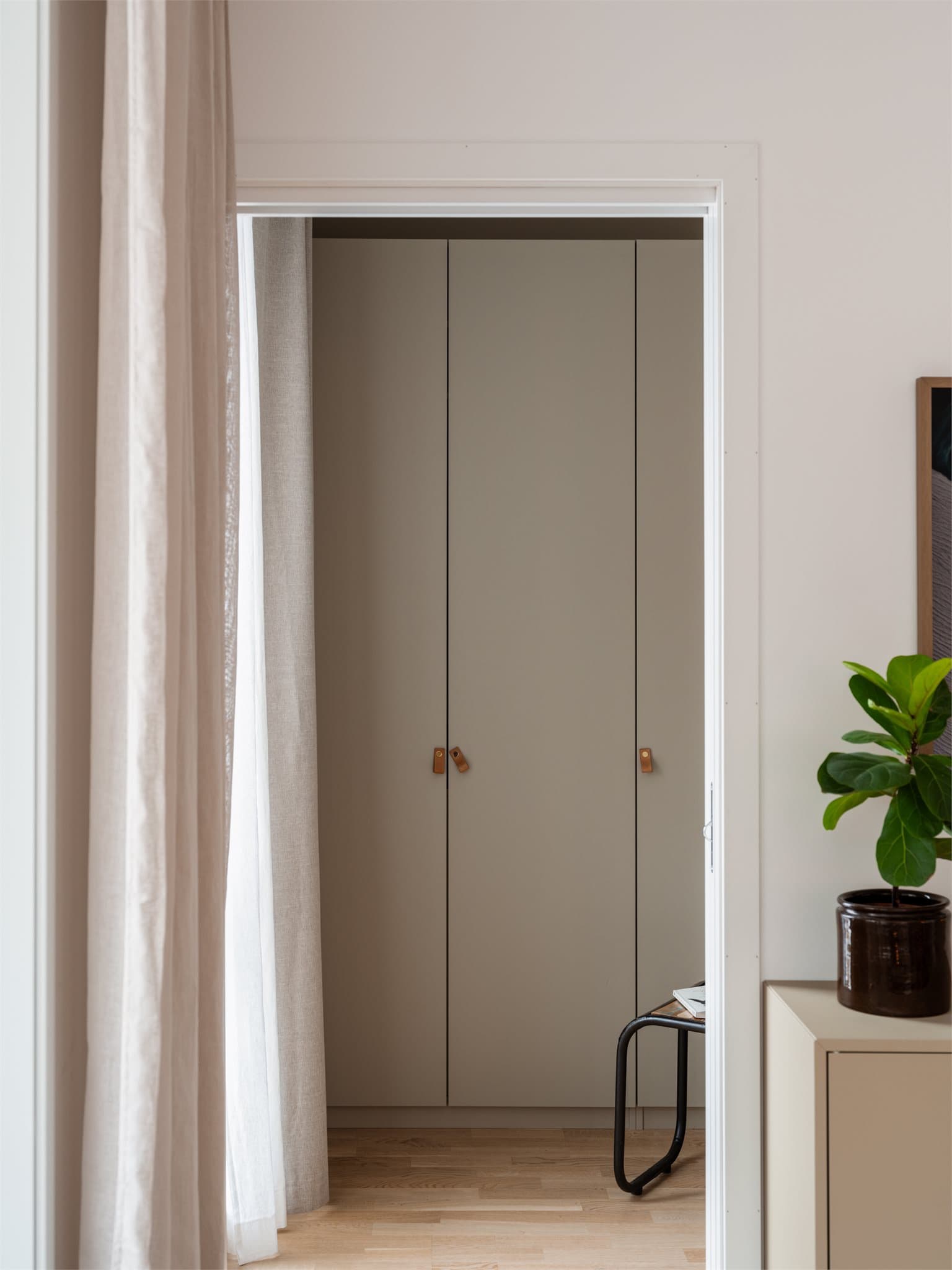 Godt med oppbevaringsplass i medfølgende garderobe.