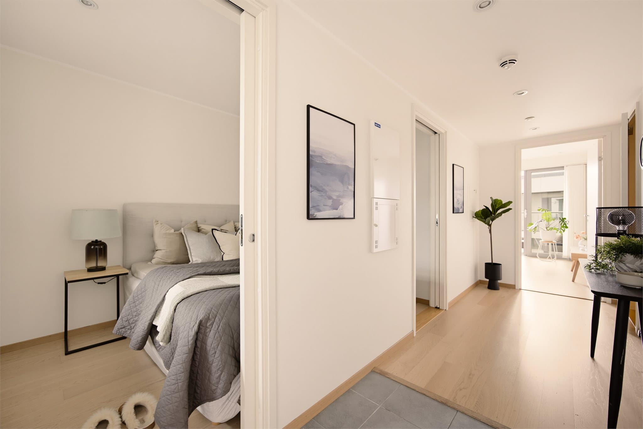 Entréen har direkte tilgang til boligens øvrige rom og plass til oppbevaring av yttertøy og sko