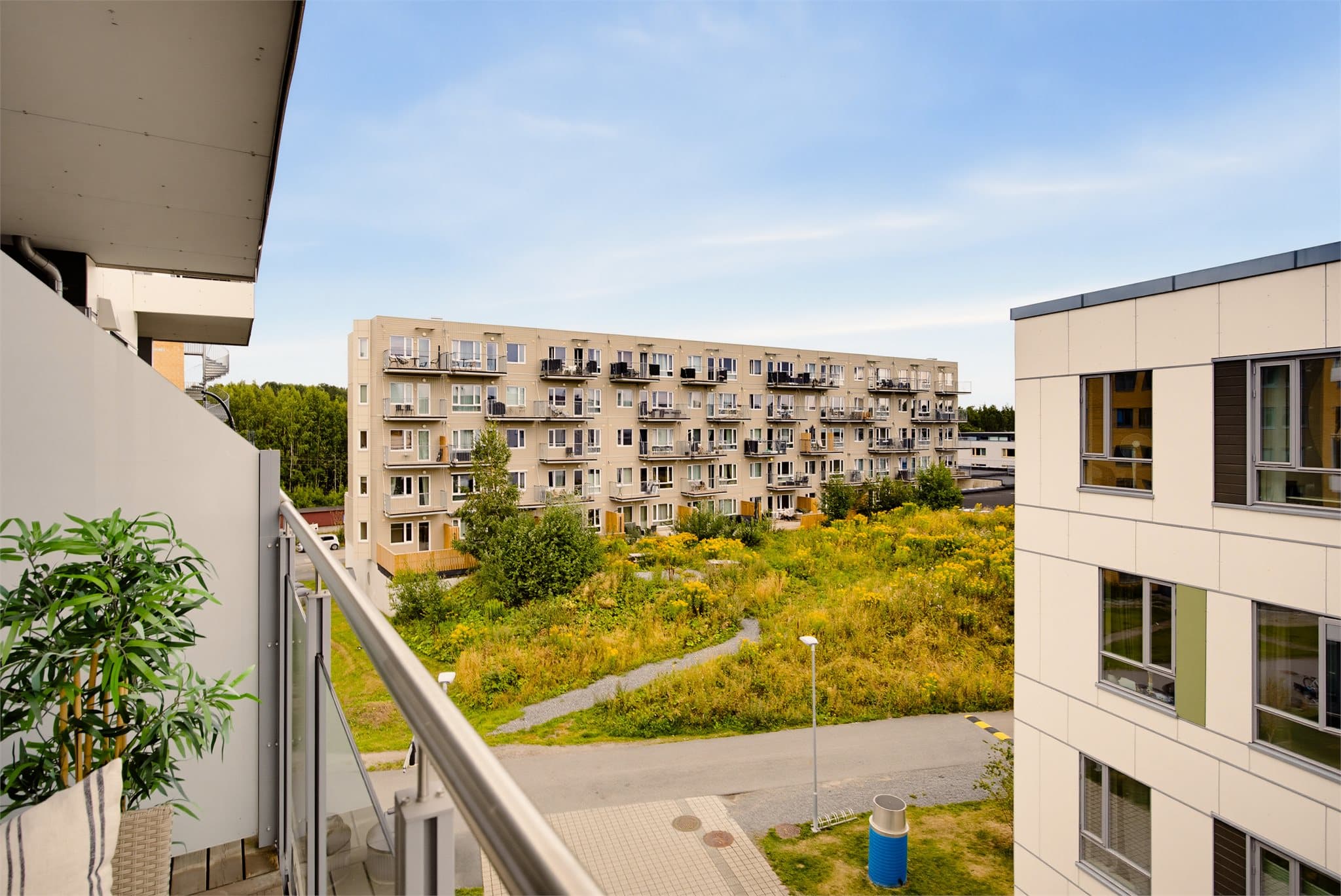 Balkongen har gode lys- og solforhold, med sol til kvelden, og gir god plass til utemøbler.