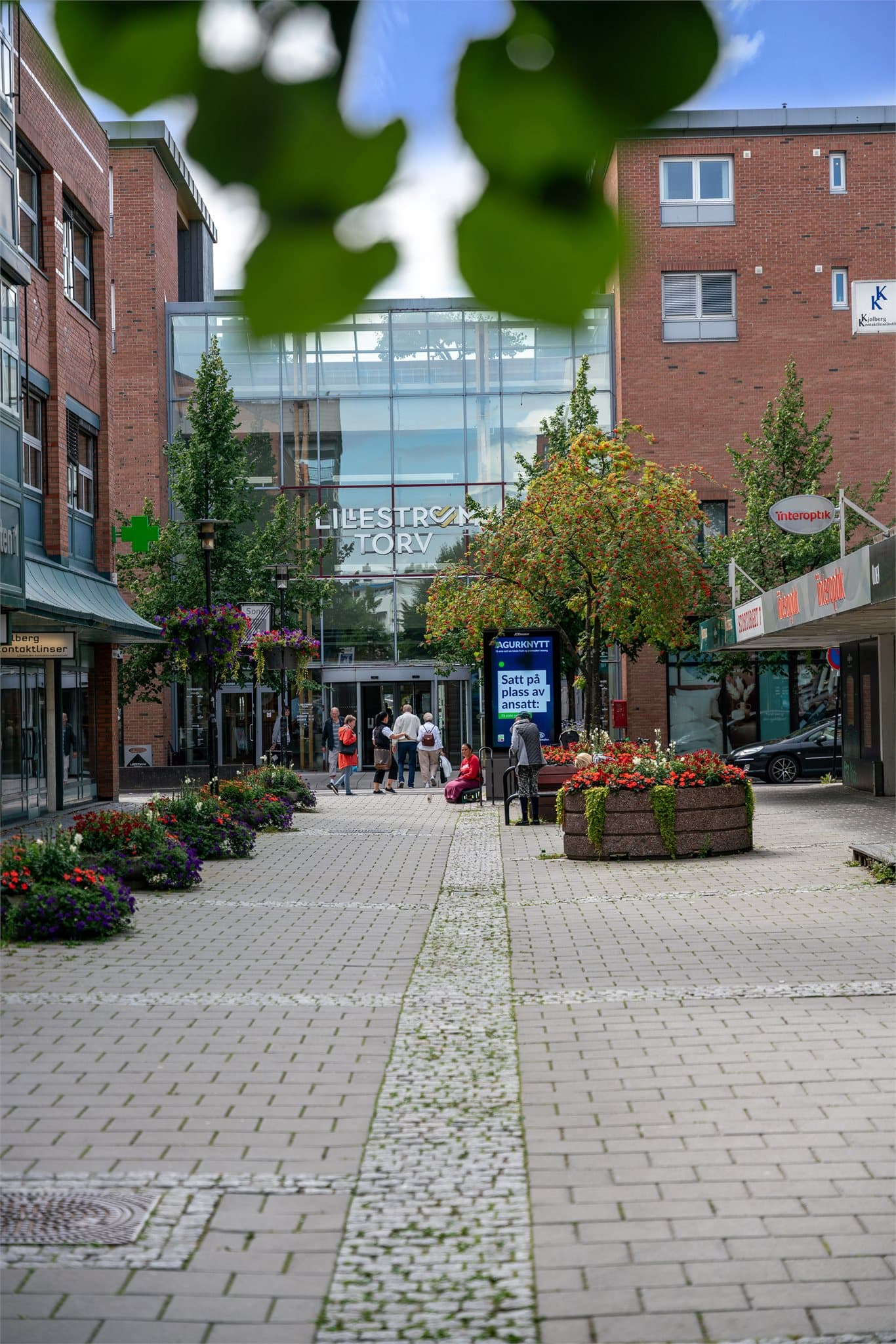 Lillestrøm Torv byr på et godt utvalg av butikker, serveringssteder og servicetilbud – alt du trenger i hverdagen, kun en kort tur fra leiligheten.