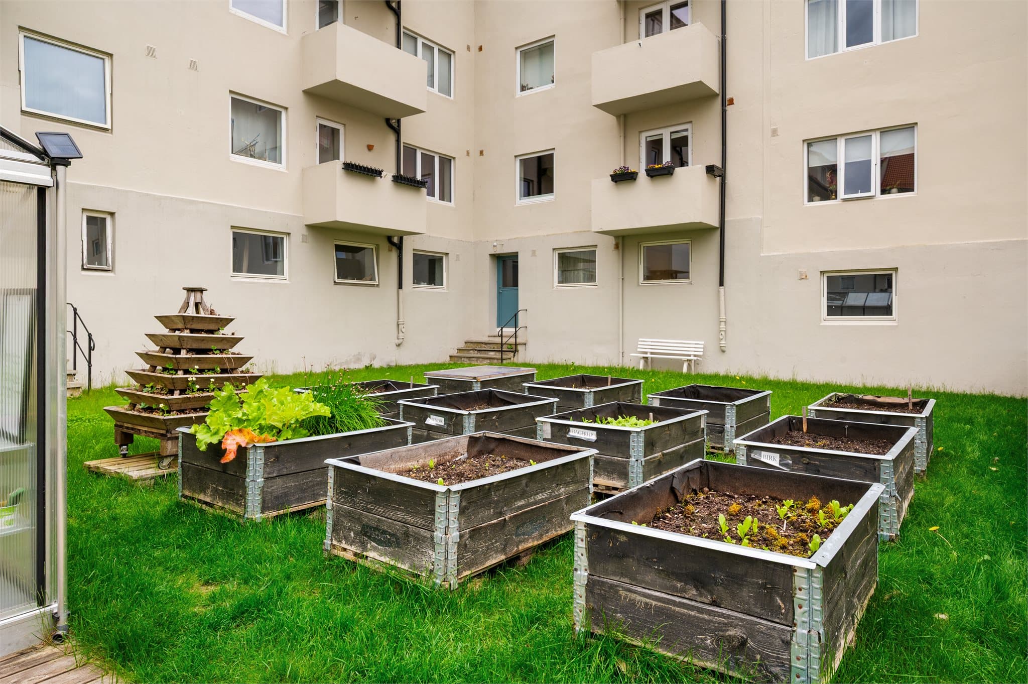 - Hyggelige fellesarealer som er opparbeidet med interne veier, grøntarealer, grønsakshage og diverse prydbusker/beplantning -