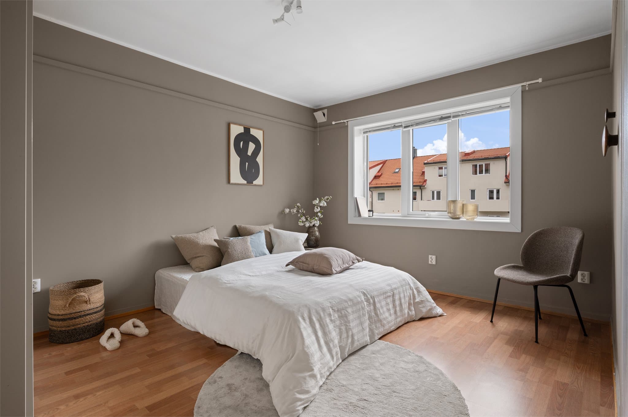 - Soverommet måler 15,5m² -