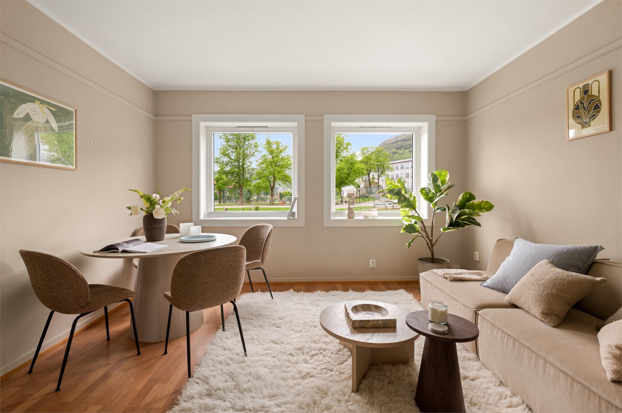 - Her kan man enkelt innrede med stor sofagruppe og spisebord i hver sin naturlige sone -