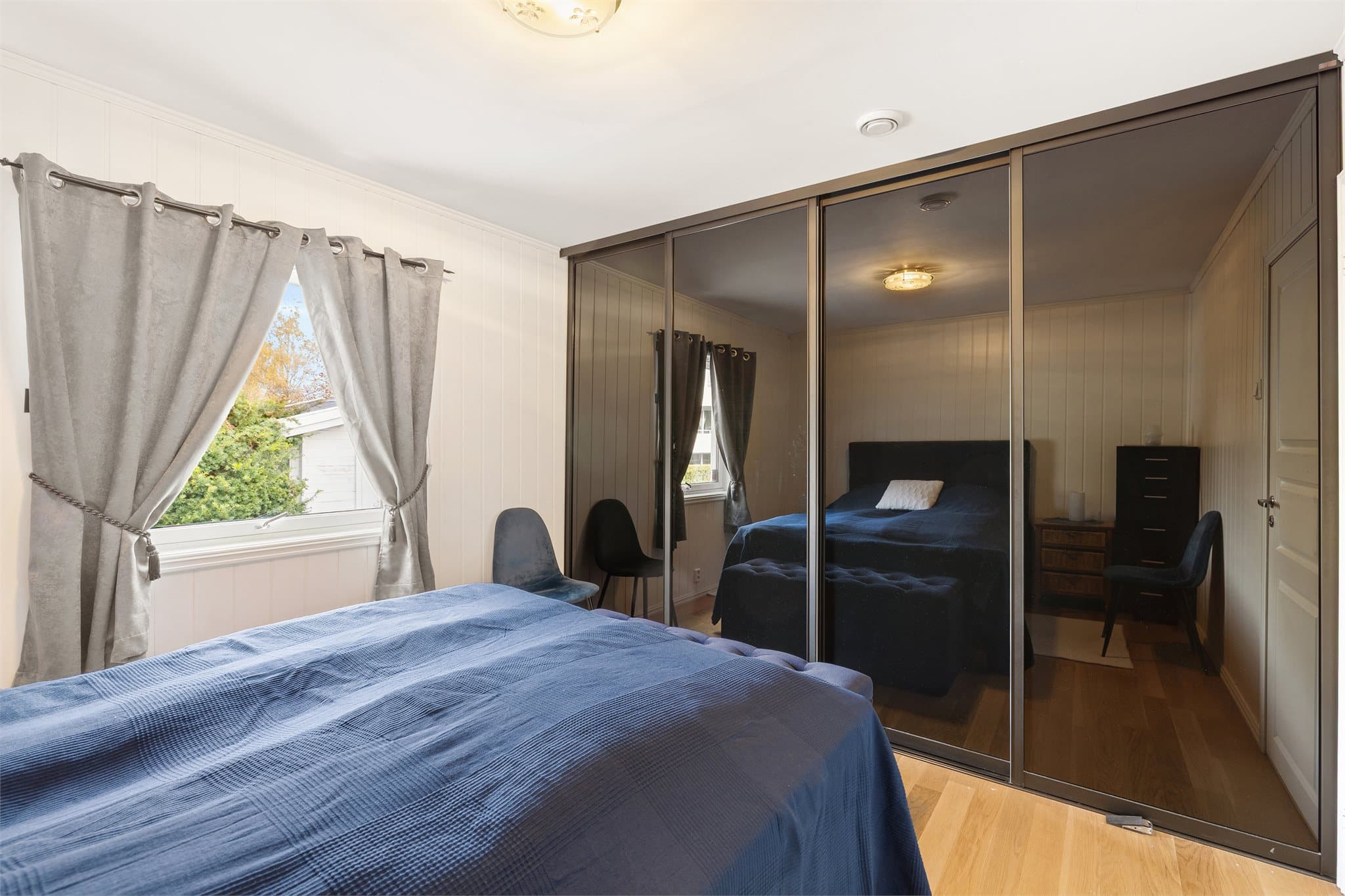 Soverommet har en stor, integrert skyvedørsgarderobe med god plass til oppbevaring.