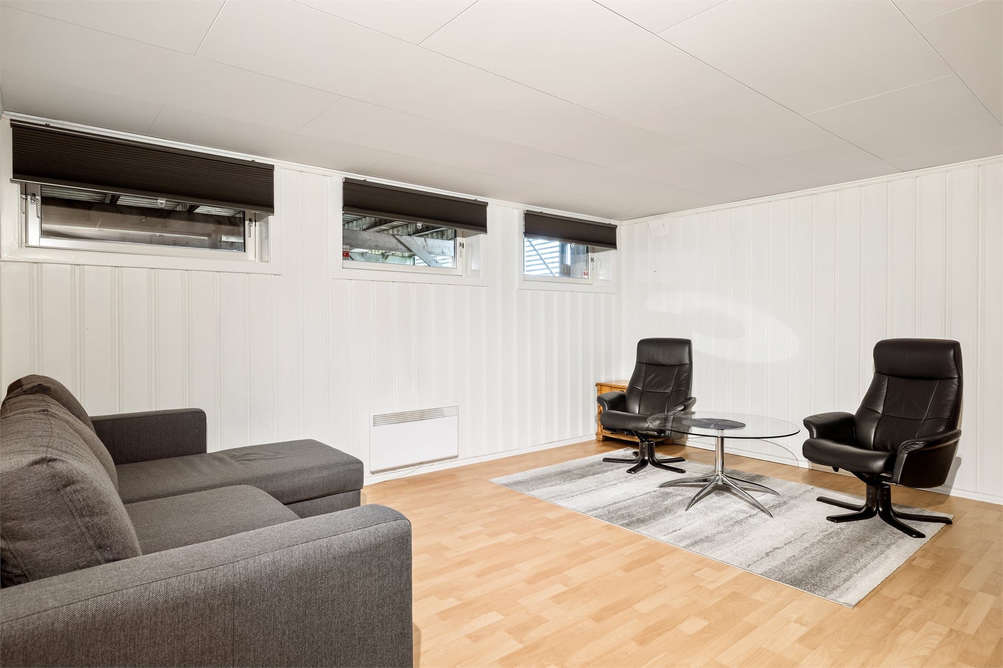 Kjellerstue med fleksible møbleringsmuligheter og plass til ønsket innredning.