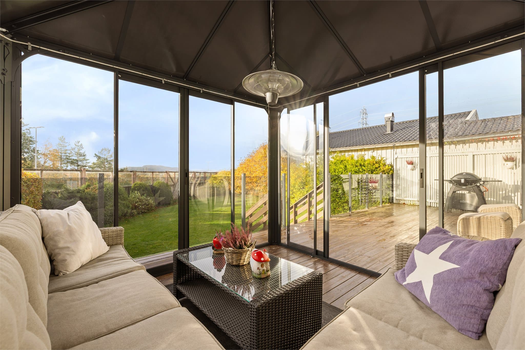 Terrassen har en flott utestue med glassvegger og plass til en hyggelig sittegruppe.