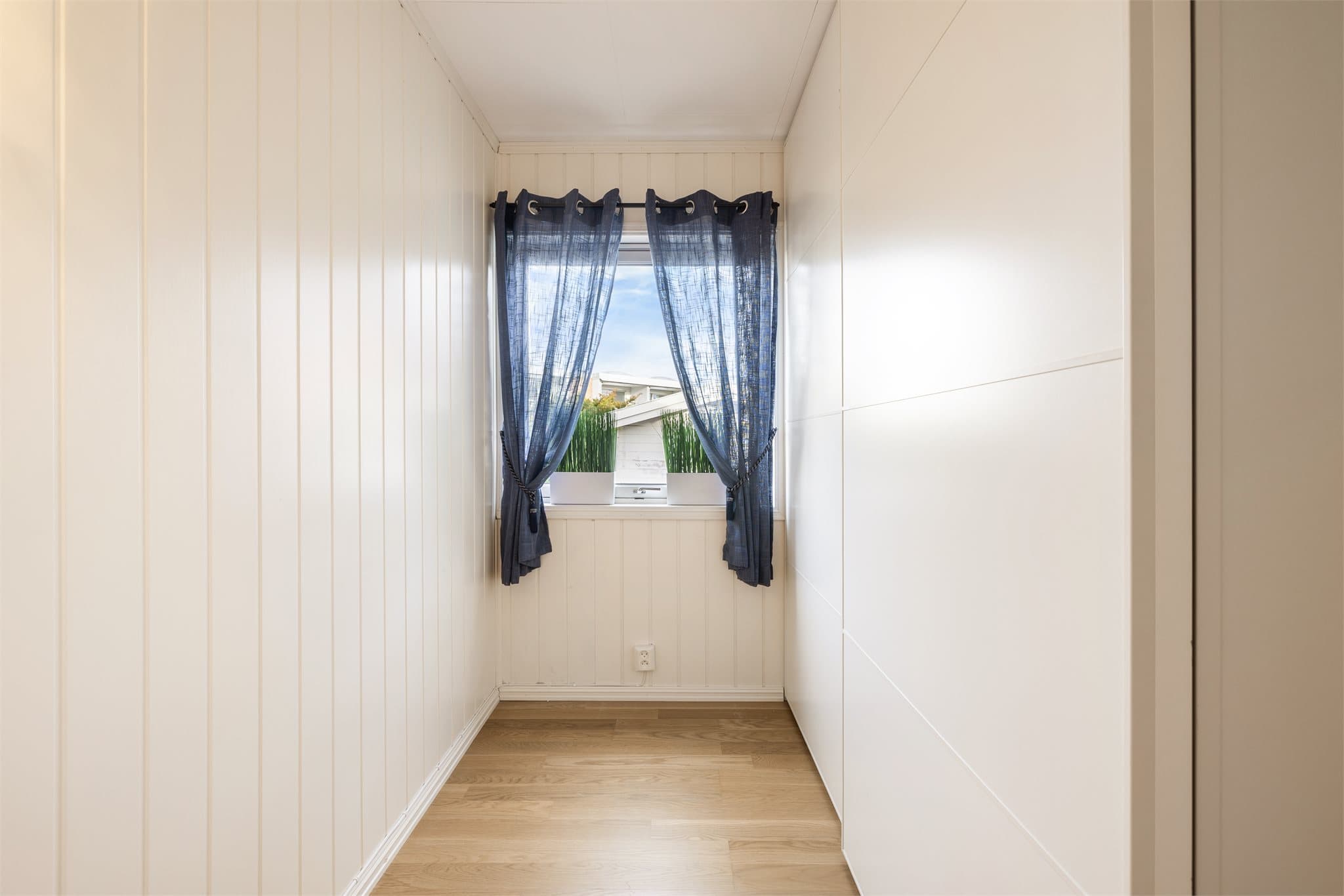 Soverom 2 er i dag innredet med skyvedørsgarderobe.