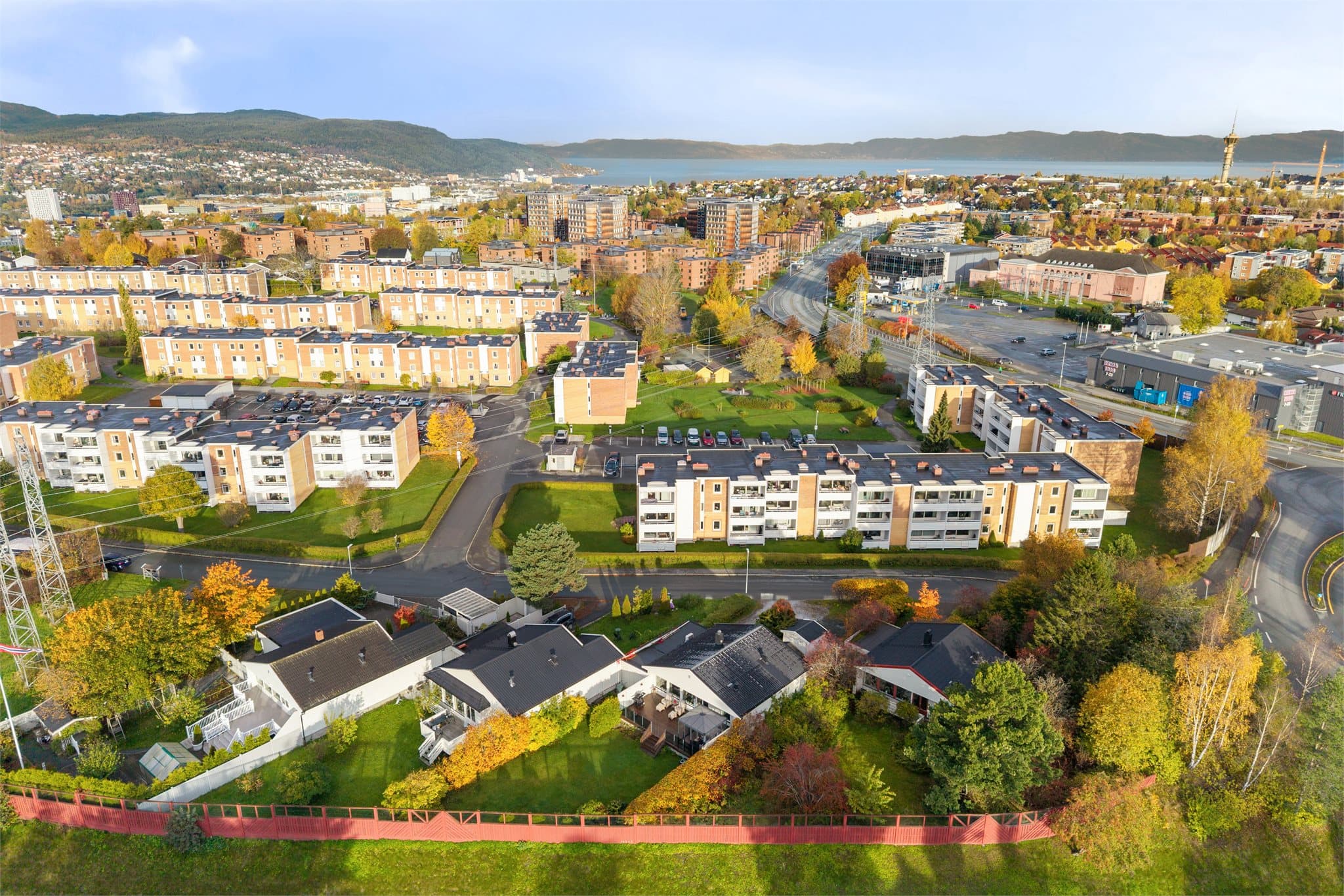 Her bor du sentralt med kort vei til alt du trenger i hverdagen.