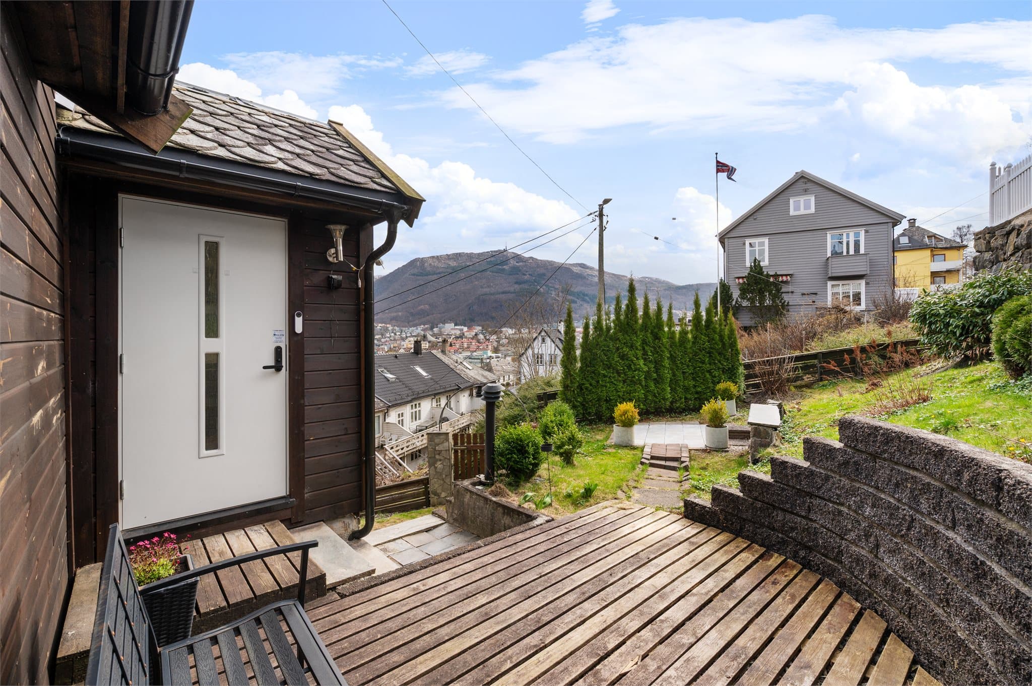 - Ved inngangspartiet er det en 24m² terrasseplatting -