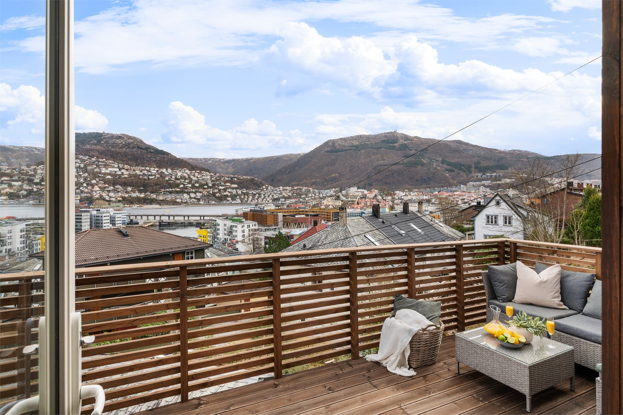 - Altanen har direkte adkomst fra stuen -