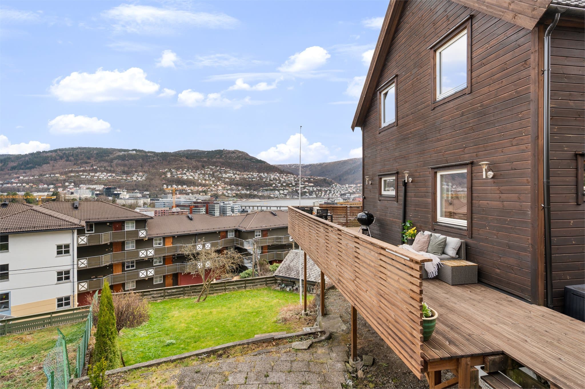 - Det er ny kledning fra 2020 og taktekking på hovedtak i 2022 -