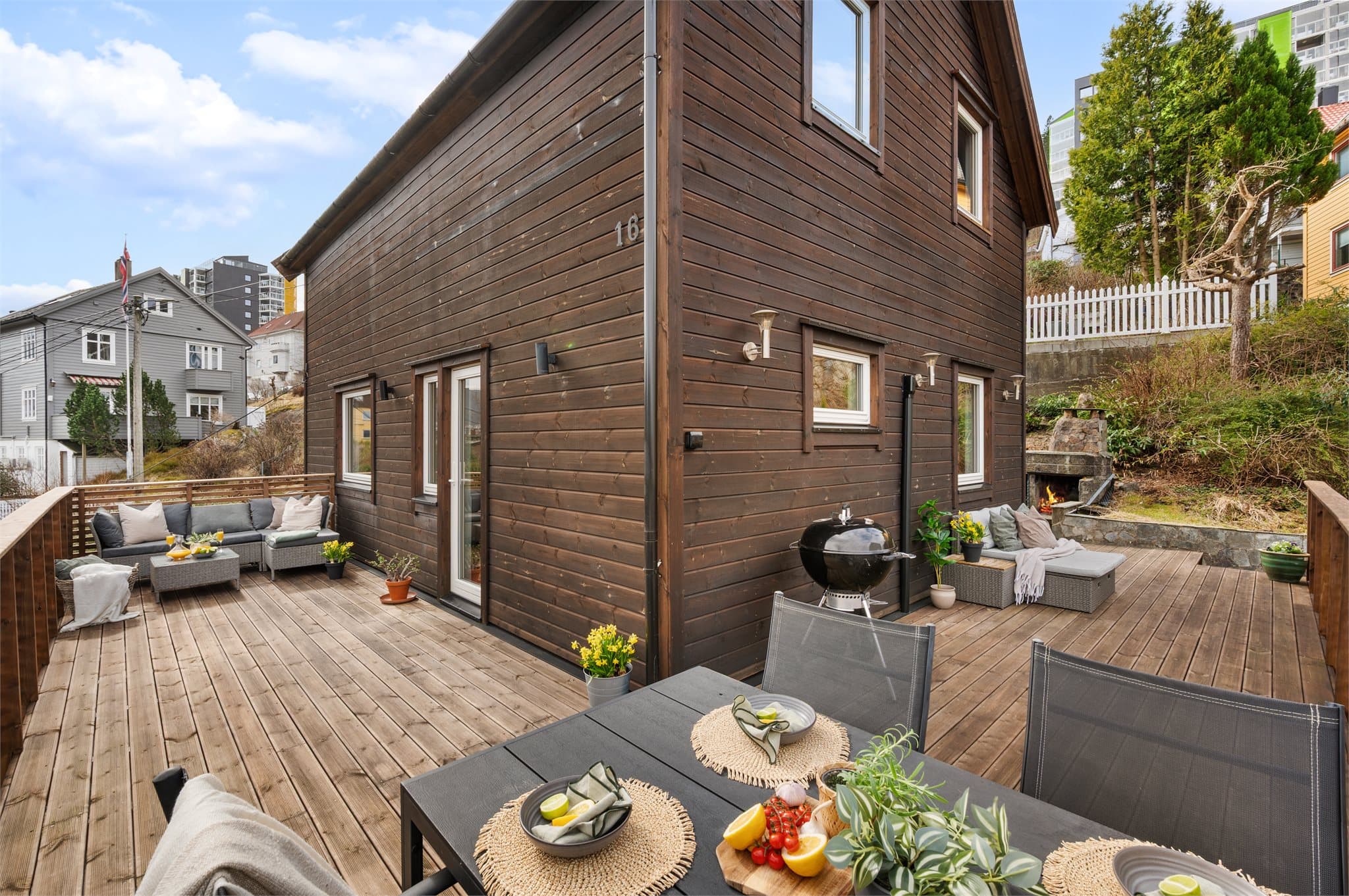 - Altanen måler 41m² og har godt med plass til ønsket utemøblement i ulike soner -