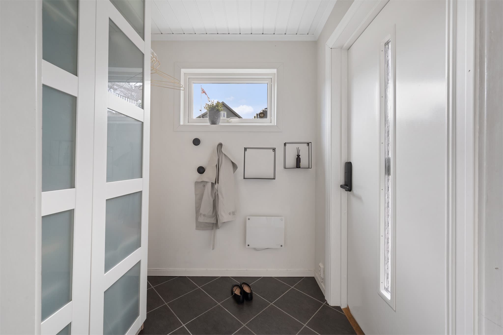 - Du blir ønsket velkommen hjem til en lys og innbydende entré med plass til oppbevaring av yttertøy -