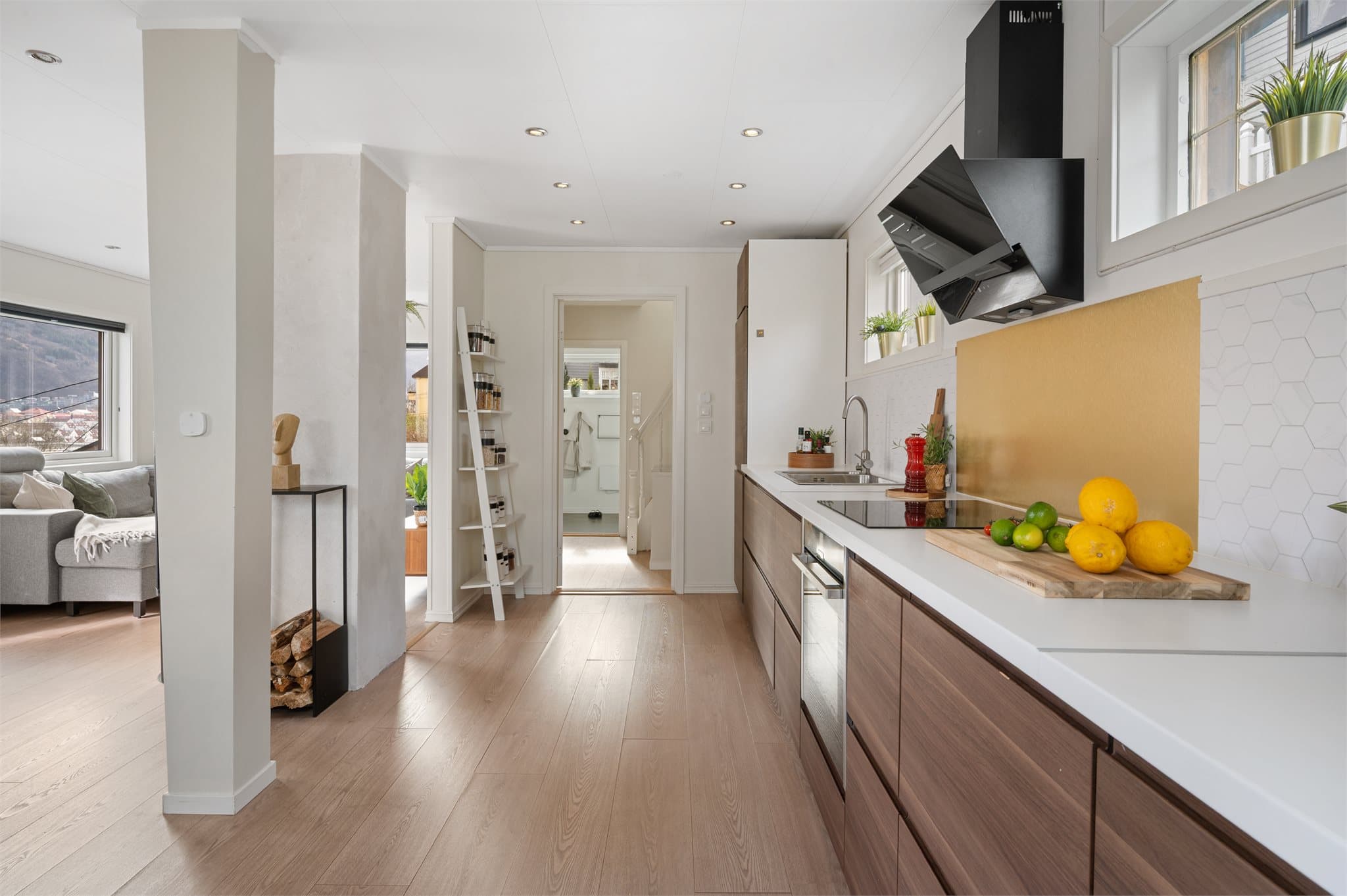 - Integrert platetopp m/induksjon, stekeovn og kjøleskap medfølger til glede for ny eier -