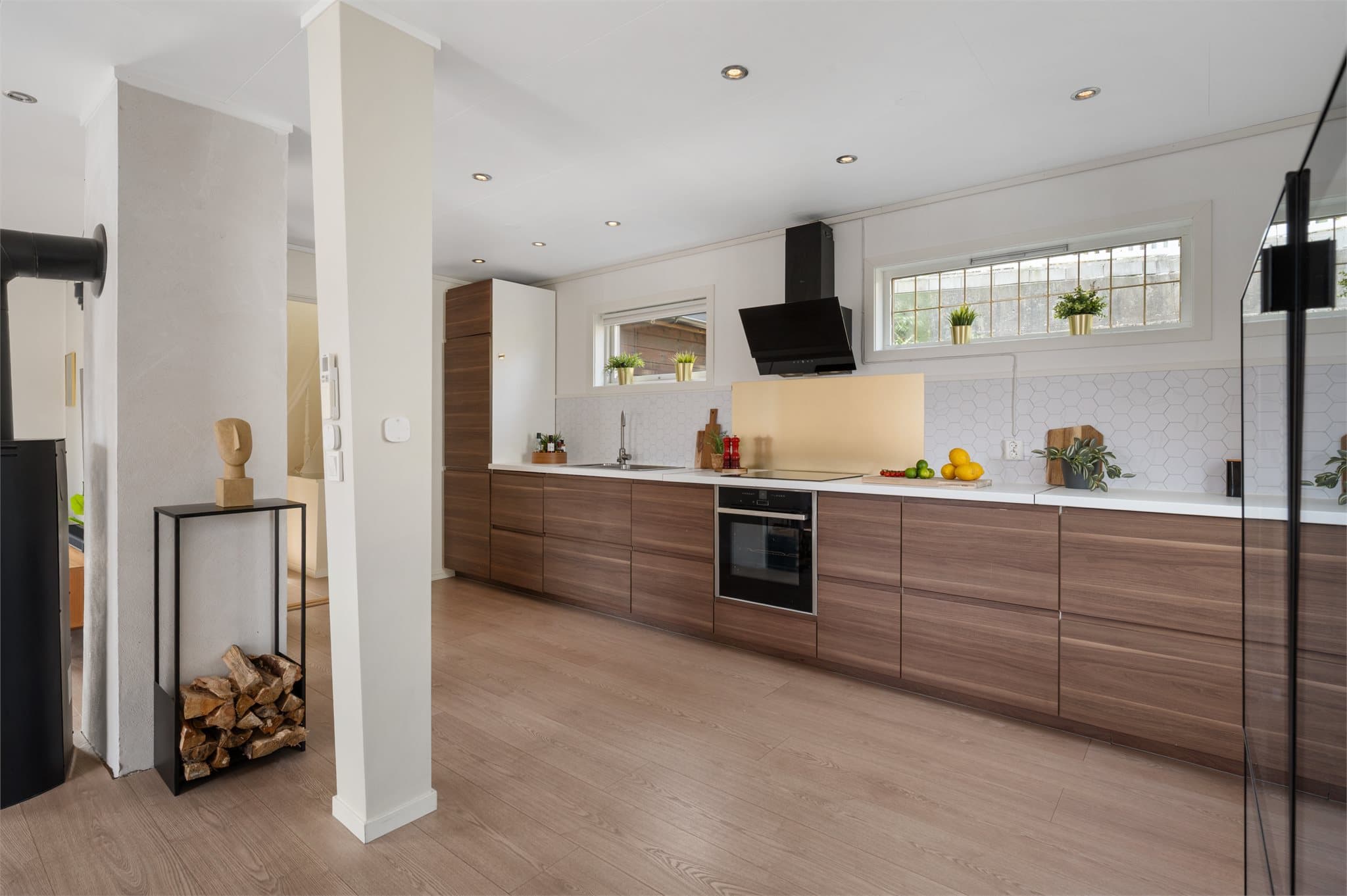 - Lekker kjøkkeninnredning fra 2016 med slette fronter og benkeplate i laminat -