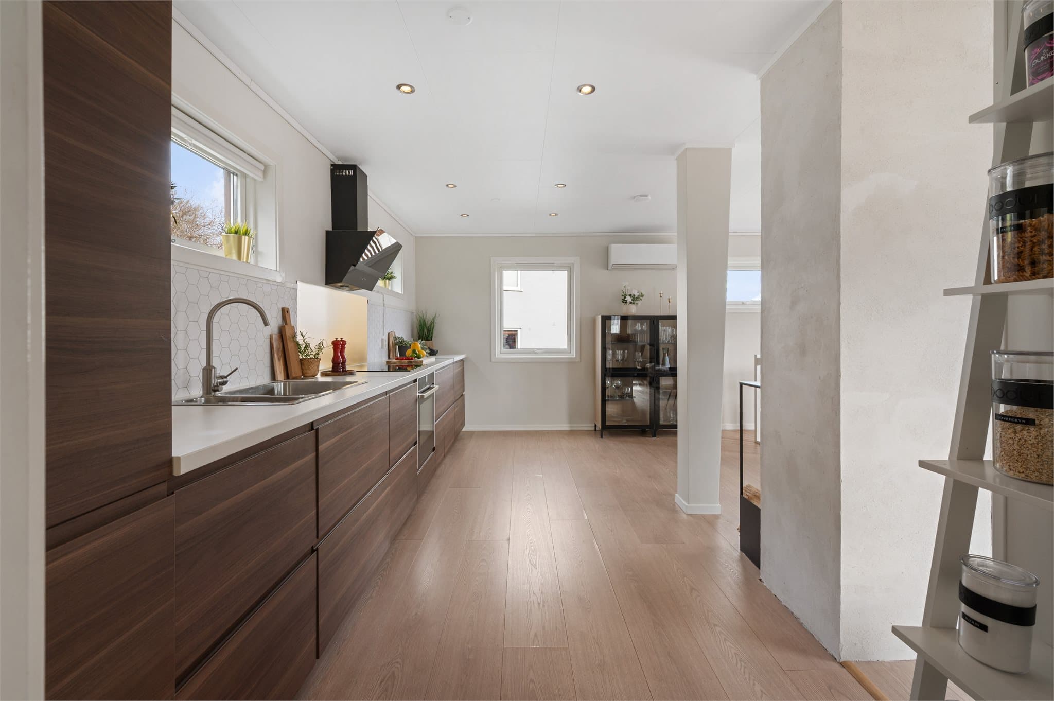 - Svært godt med skap- og benkplass gjør matlagingen til en drøm! -