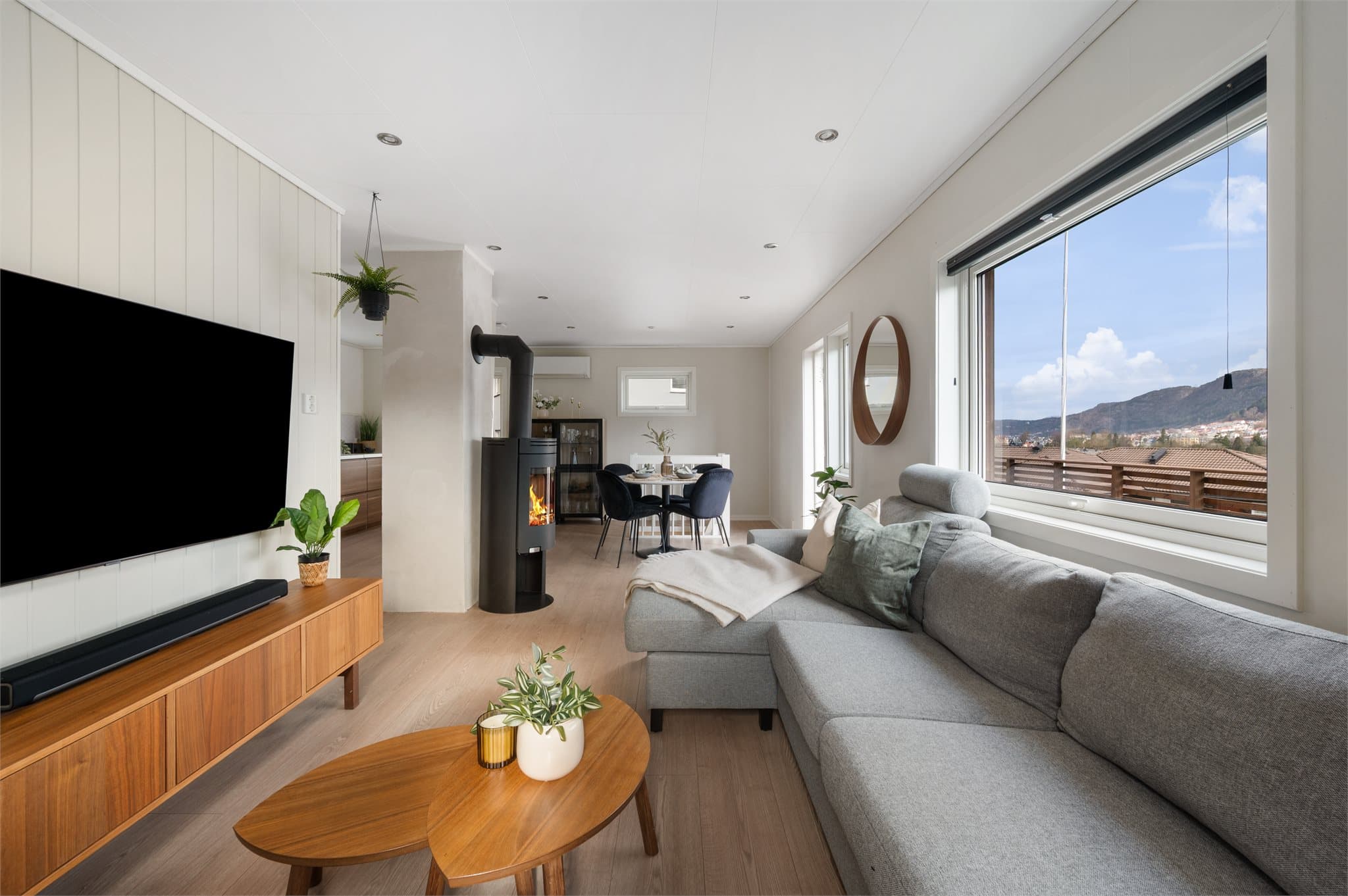 - Innfelte spotter i himling og gjennomgående lik laminat på gulv sørger for et lekkert helhetsinntrykk -