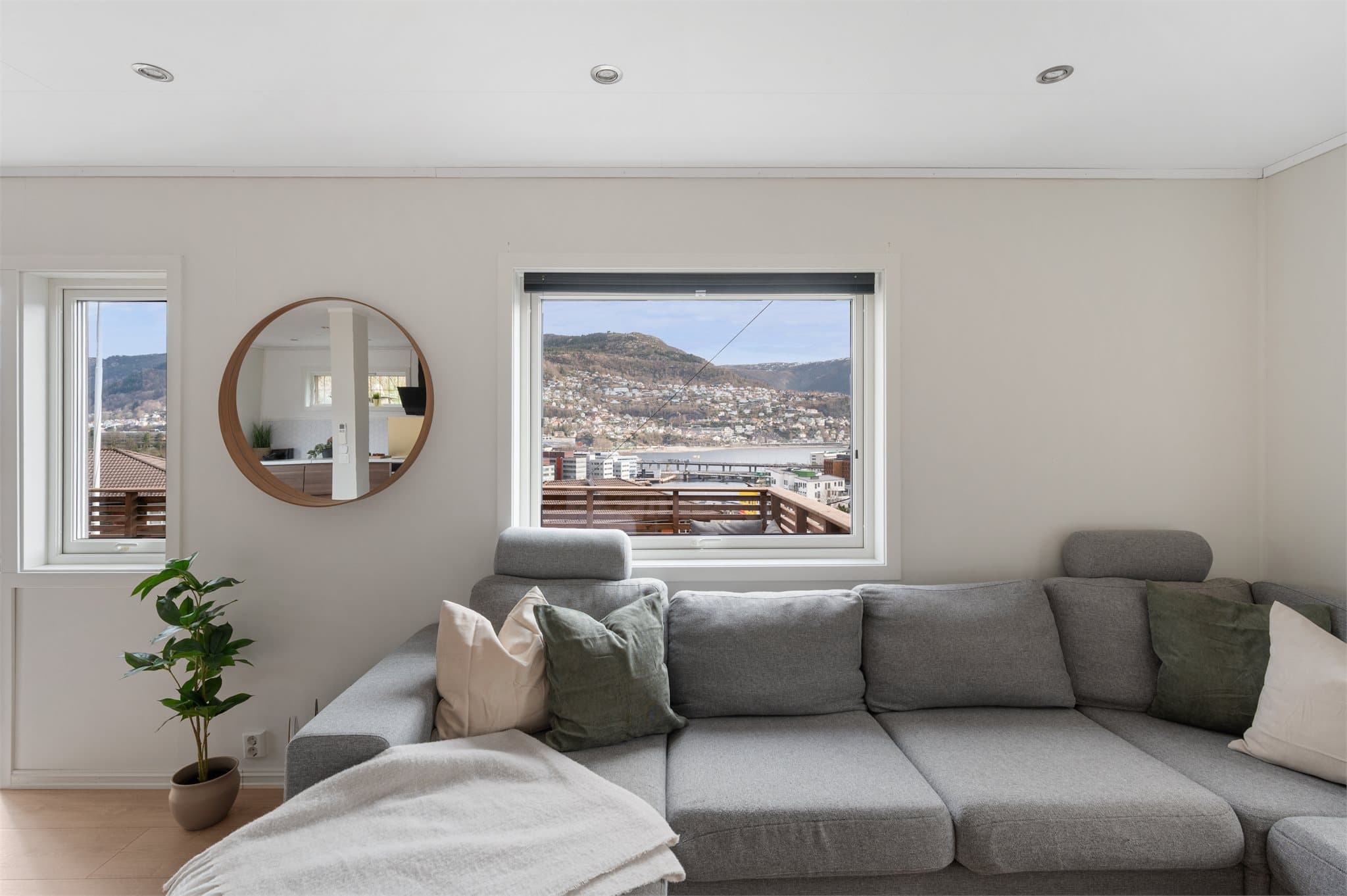 - Generøse vindusflater sørger for mengder med naturlig lysinnslipp og nydelig utsyn -