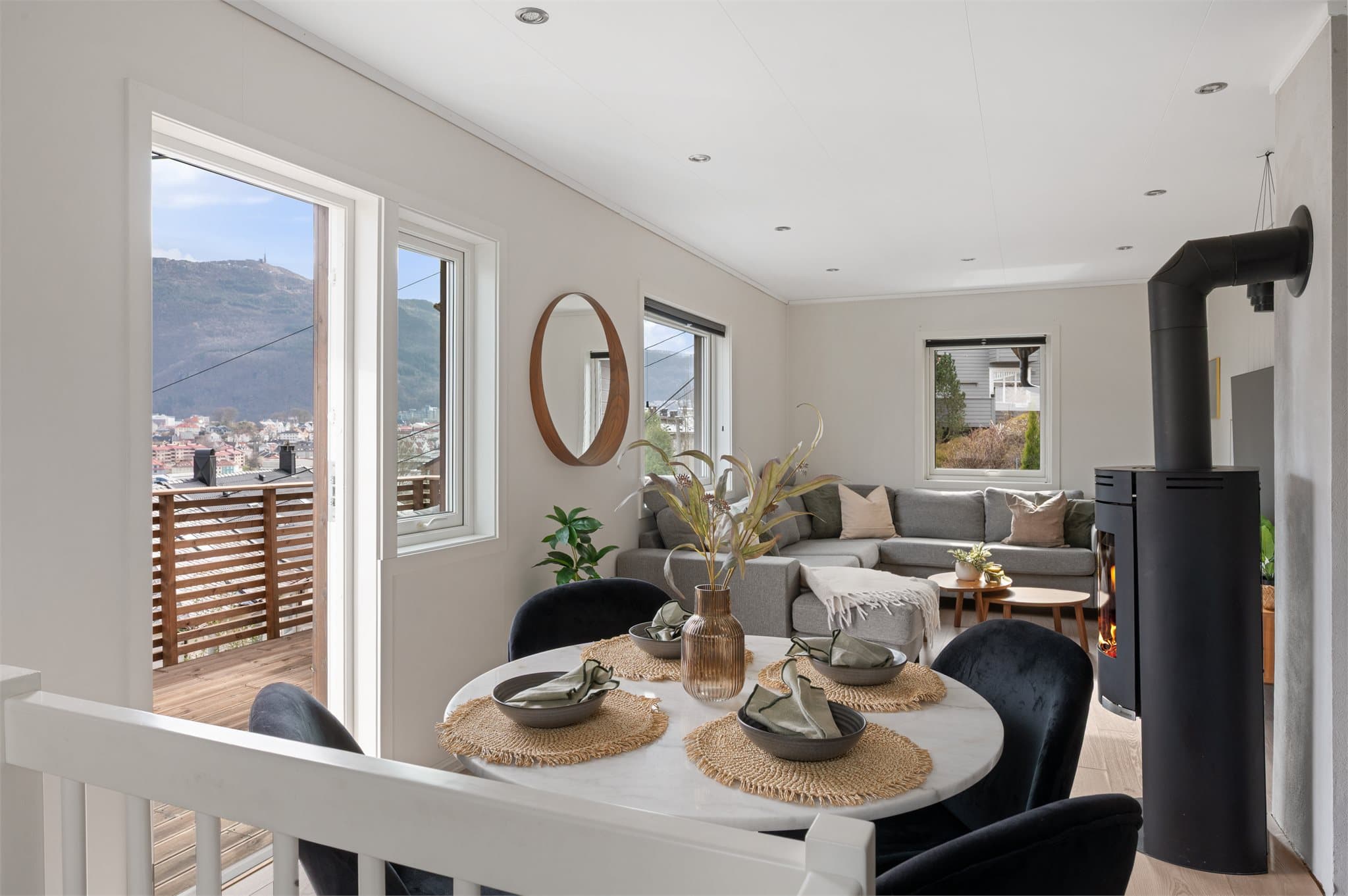 - Utformingen av stue/kjøkken gjør det enkelt å innrede med sofa- og spisegruppe i hver sin naturlige sone -