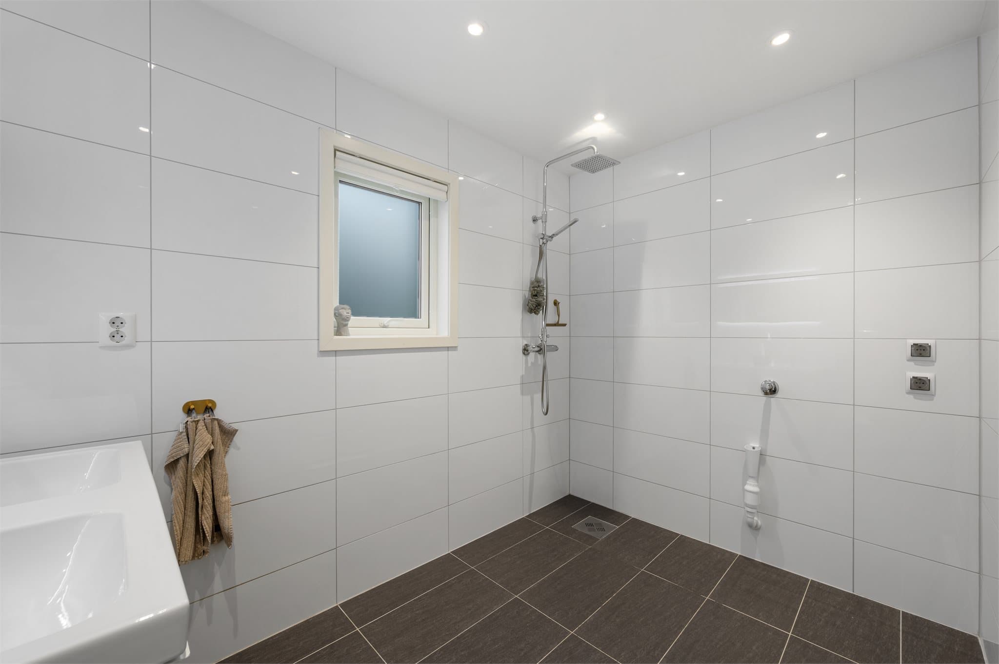 - Innredet med heldekkende servant og vegghengt toalett -