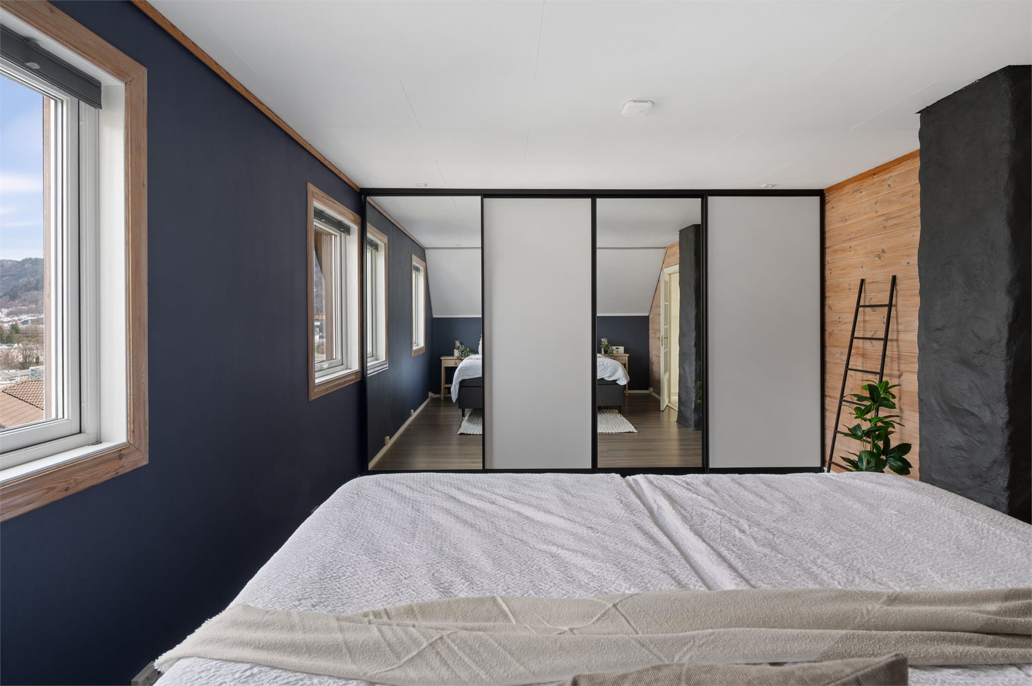 - Hovedsoverommet måler 21m² og har godt med plass til dobbeltseng i ønsket størrelse og tilhørende møblement -