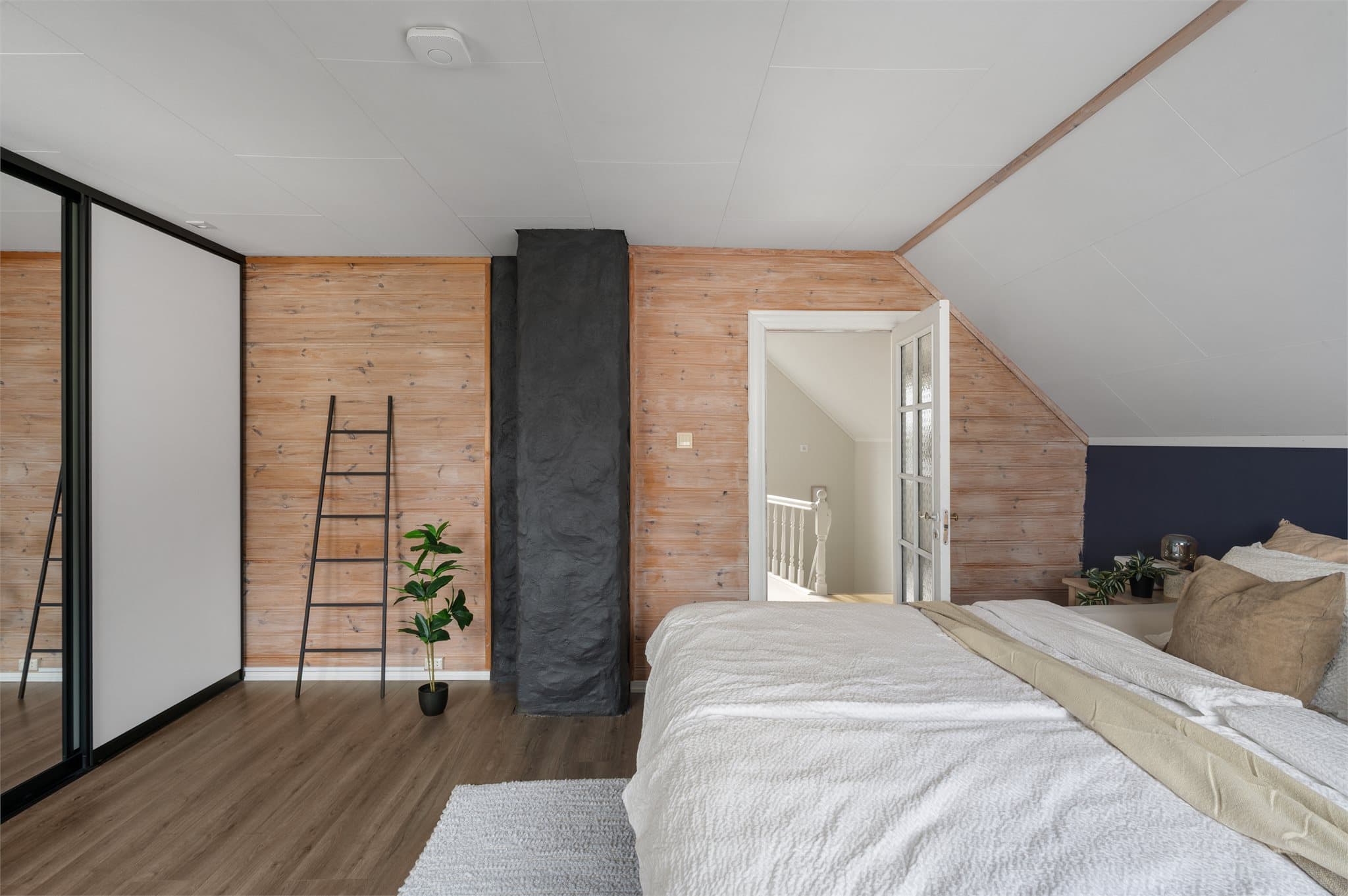 - Svært praktisk med skyvedørsgarderobe for oppbevaring -