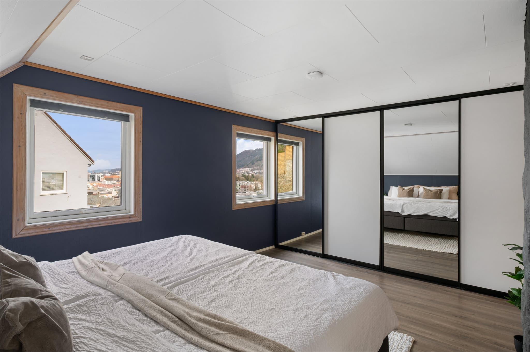 - Etasjen har et BRA-i på 43m² og inneholder to soverom og trapperom/gang -