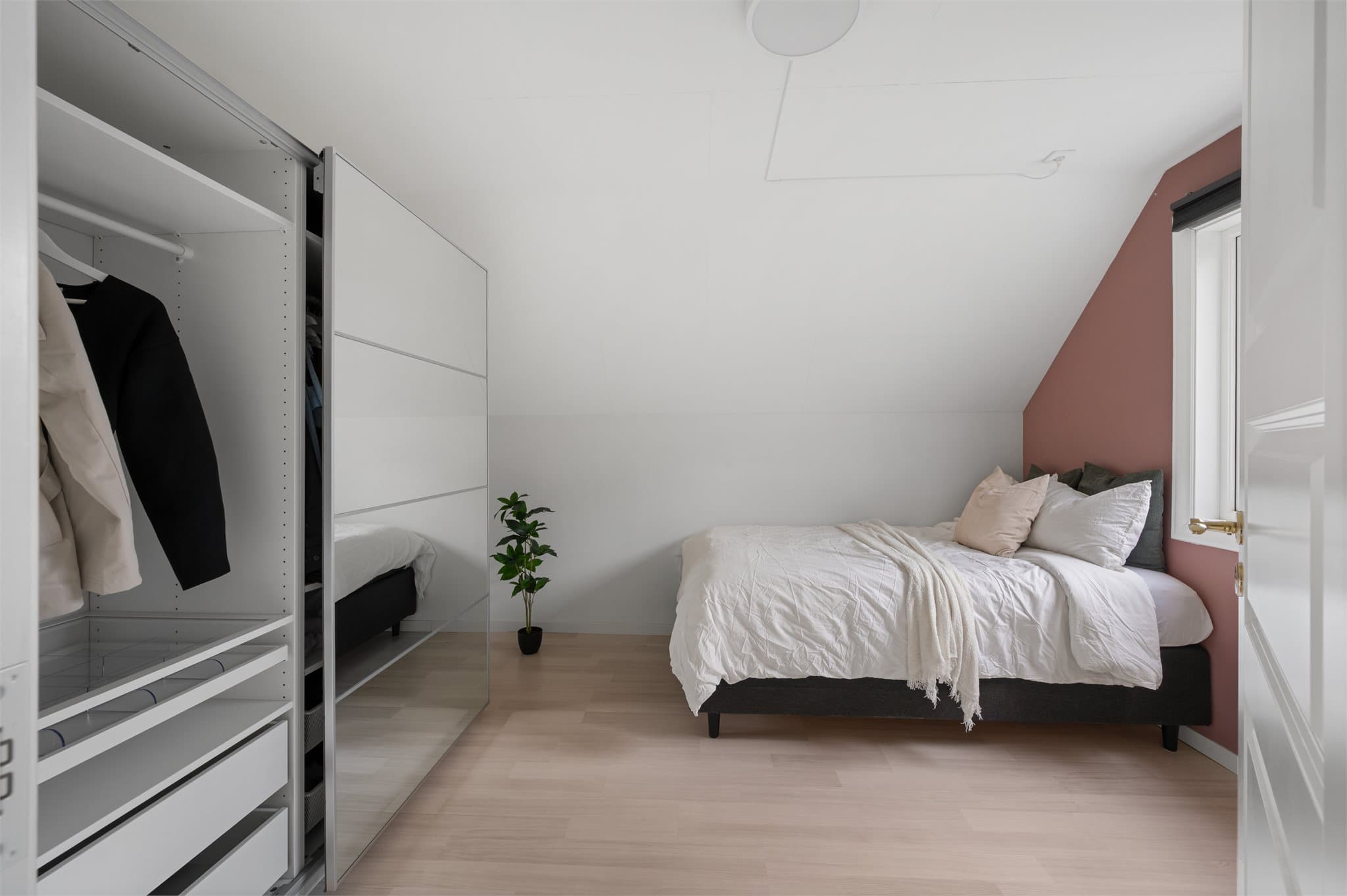 - Det andre soverommet måler 11,3m² -