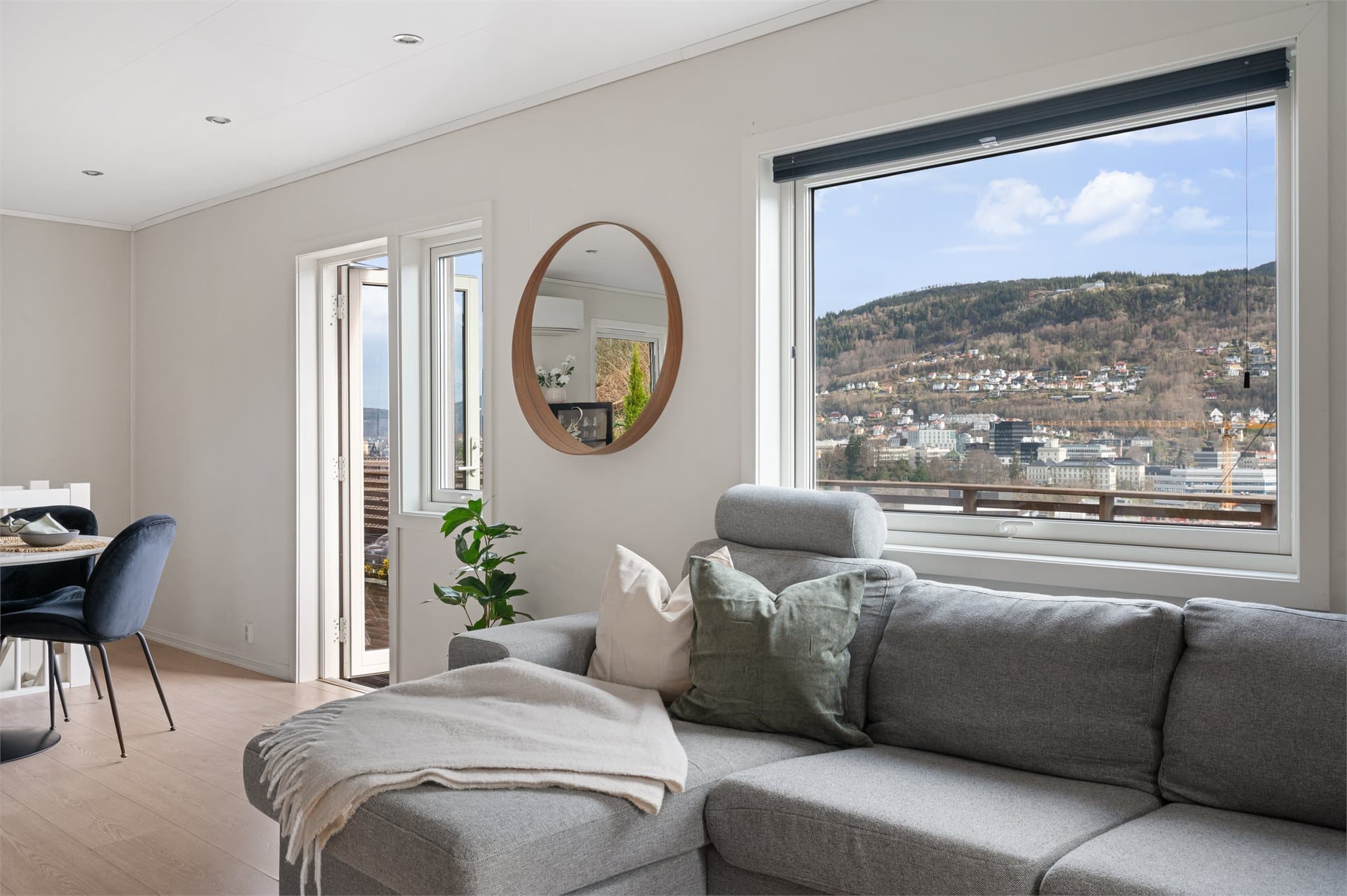 - Vinduene i boligen er nye fra 2016/2017 (med unntak av ett kjøkkenvindu) -