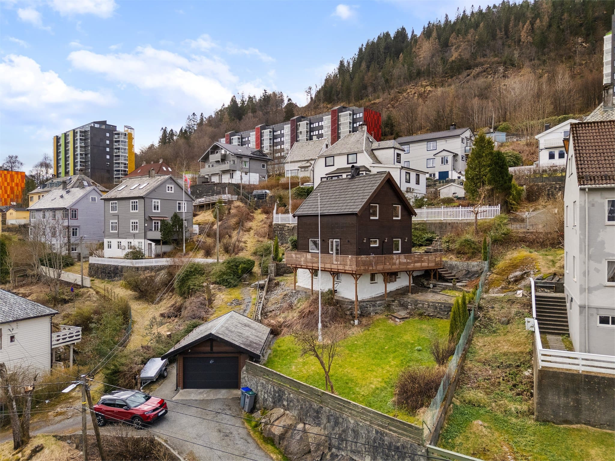 - Fra boligen er det kun 7 min gange til dagligvarebutikker og 6 min kjøring til Bergen sentrum -