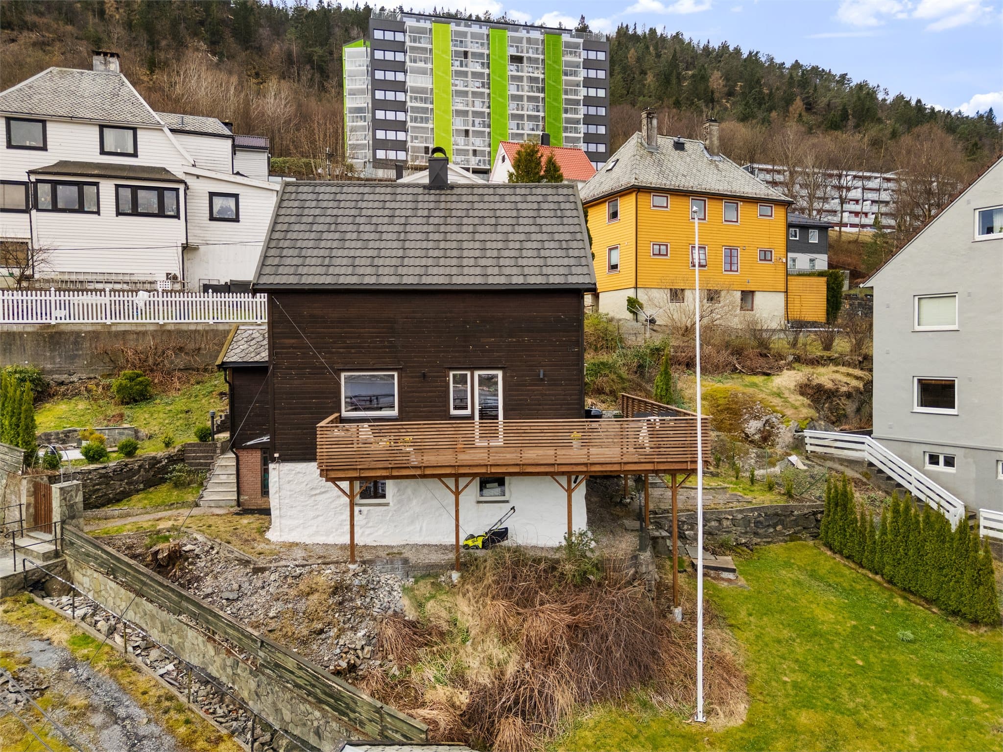 - Beliggenheten byr på flotte aktivitetstilbud for alle aldre, som ballbane, treningssentre og flotte turområder -