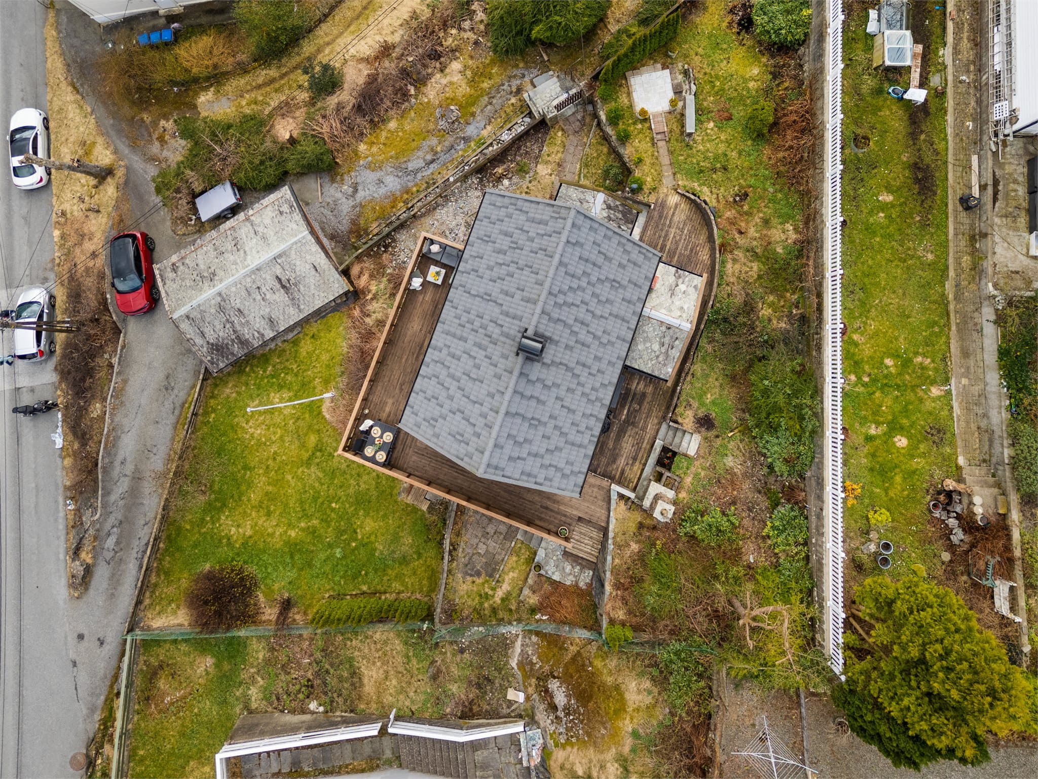 - Tilhørende boligen er det egen garasje og hage. En enebolig i disse omgivelsene er en sjelden mulighet! -