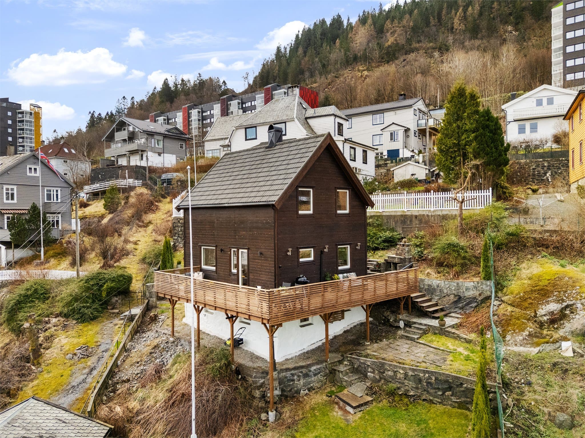 - Kollektivtilbudet er svært godt med kort gangavstand til både bussholdeplass og bybane -