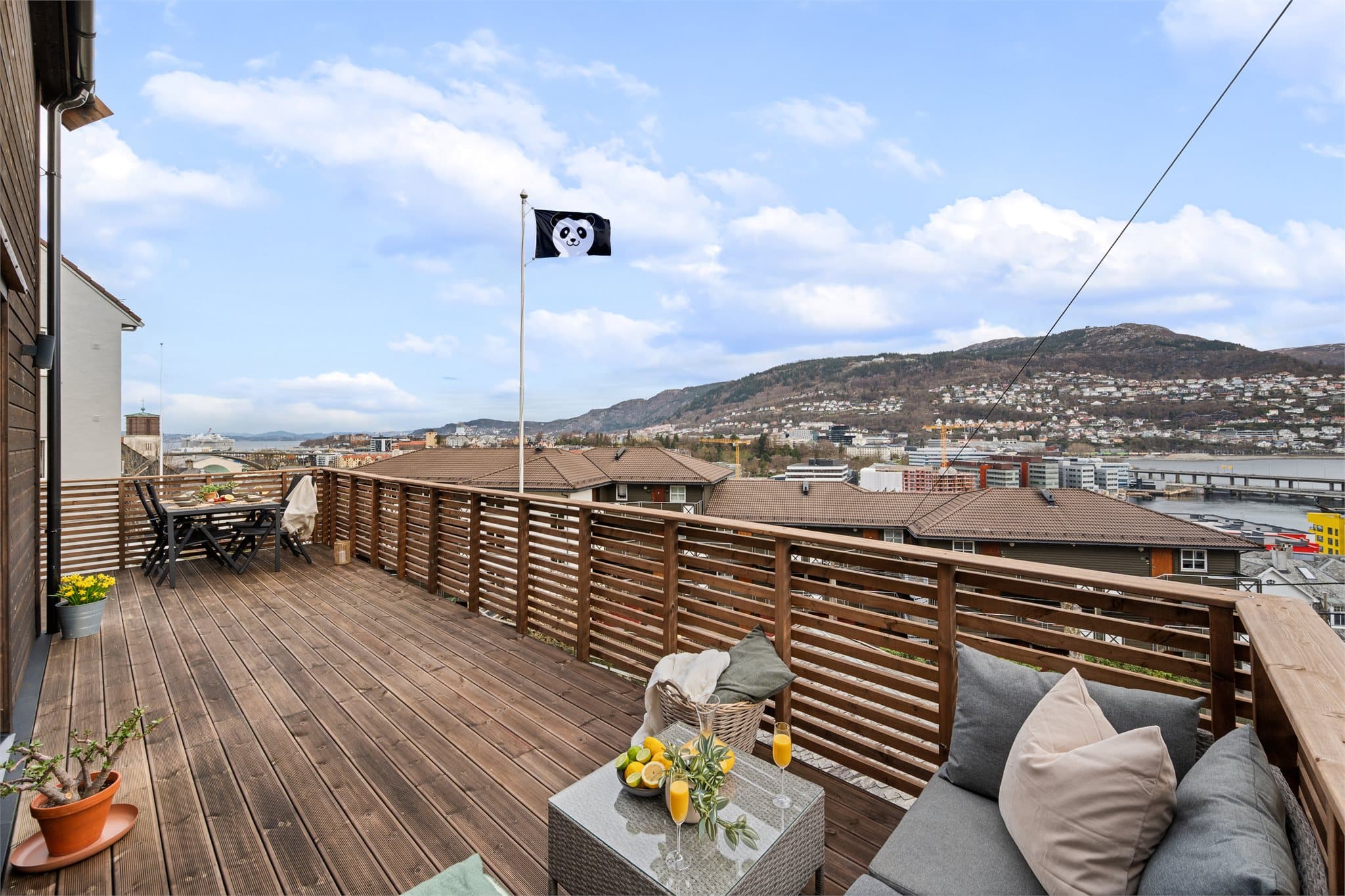 - Boligen har en flott altan som er vendt mot den nydelige utsikten -