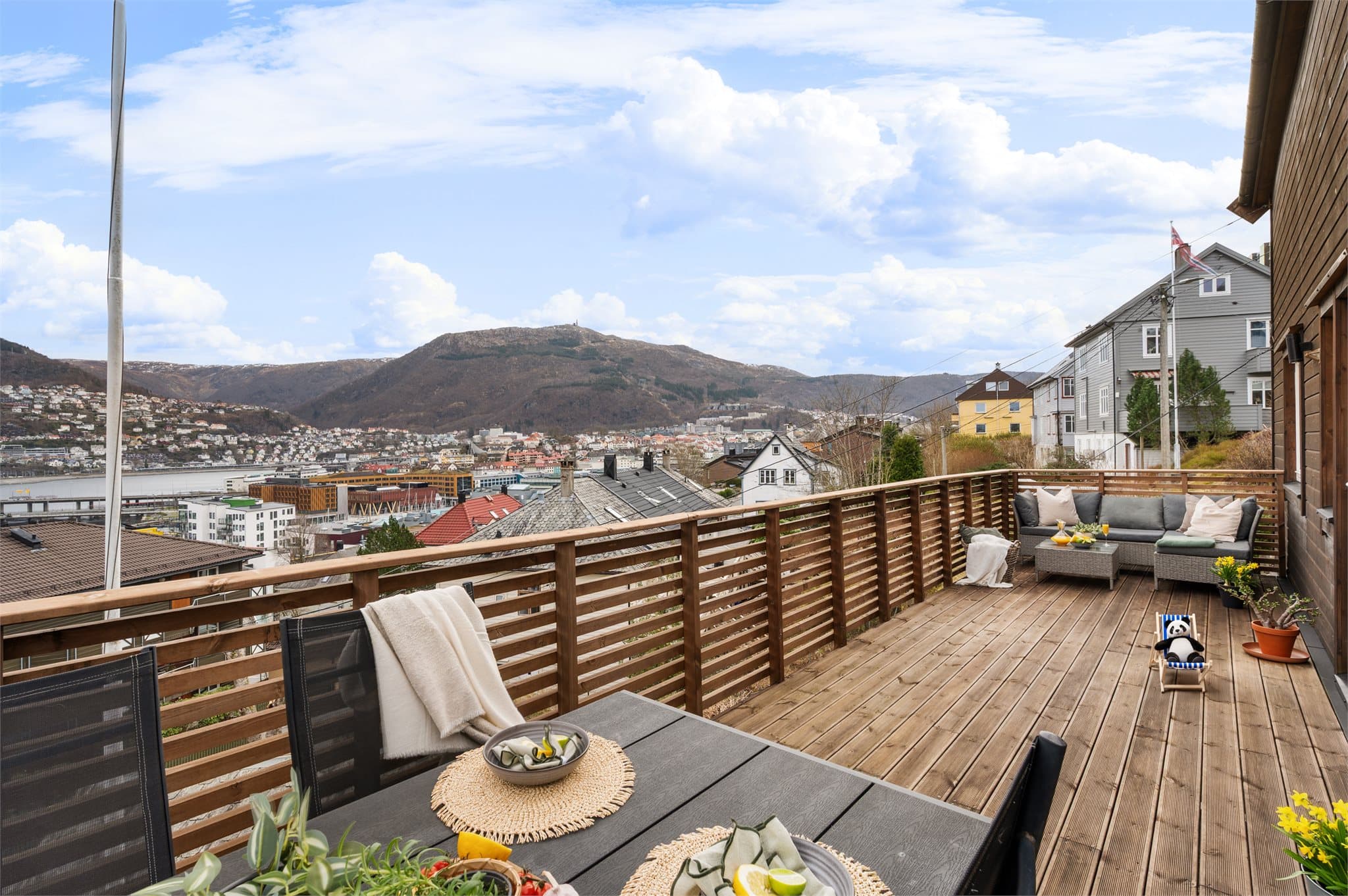 - Herfra kan man nyte nydelig utsikt mot majestetiske fjell og sjø -