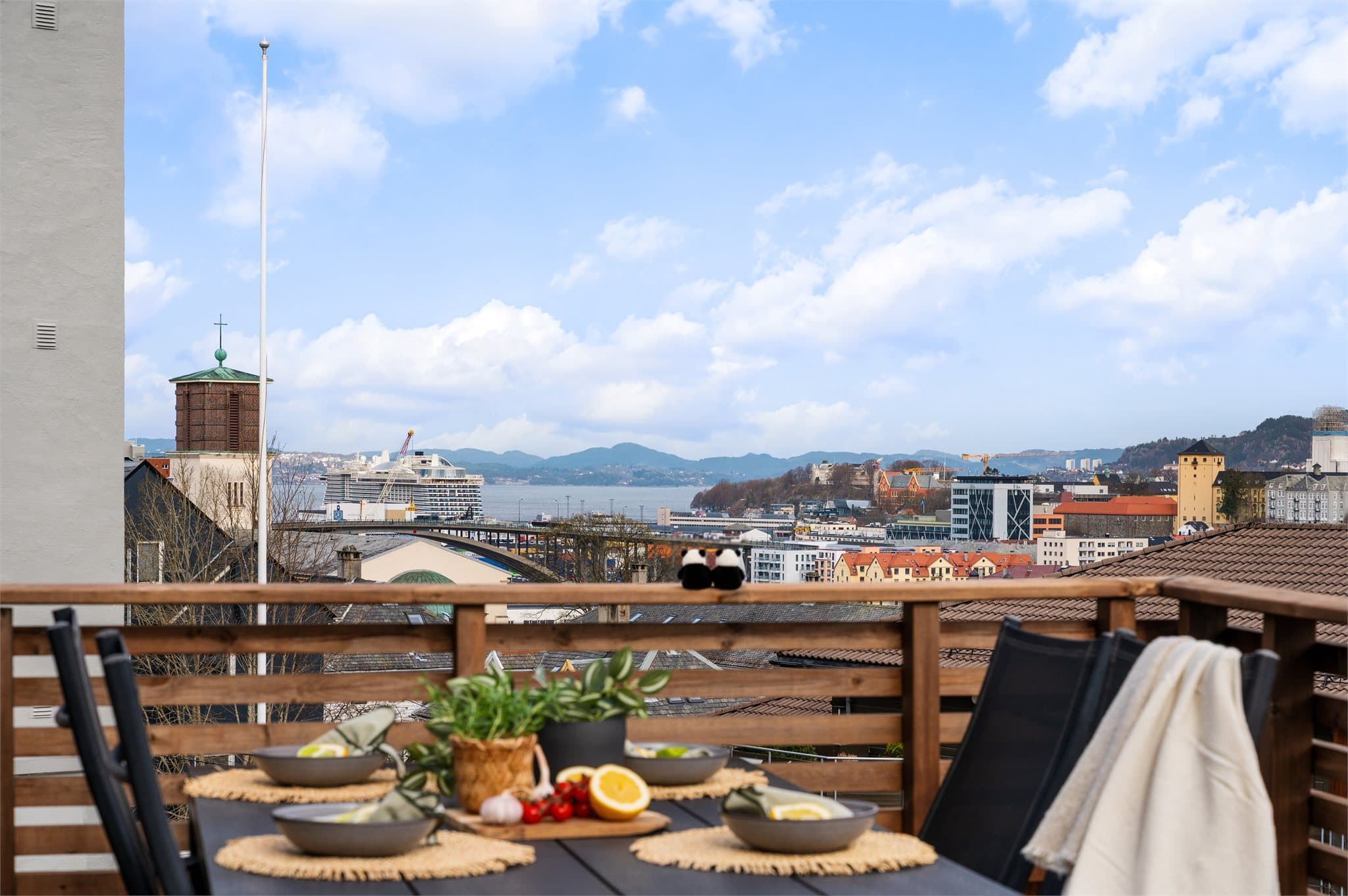 - Emera eiendomsmegling v/Hamza Yousaf Choudhary har gleden av å presentere Nordre Skogveien 16A -