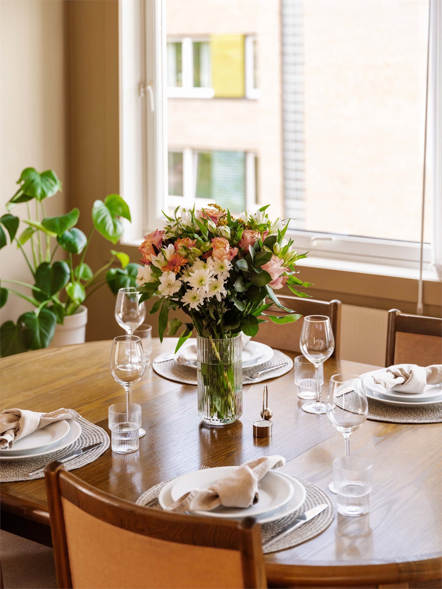 Det er god plass til en egen spiseplass i stuen, som gir mulighet for å invitere hyggelige lag med venner og familie.