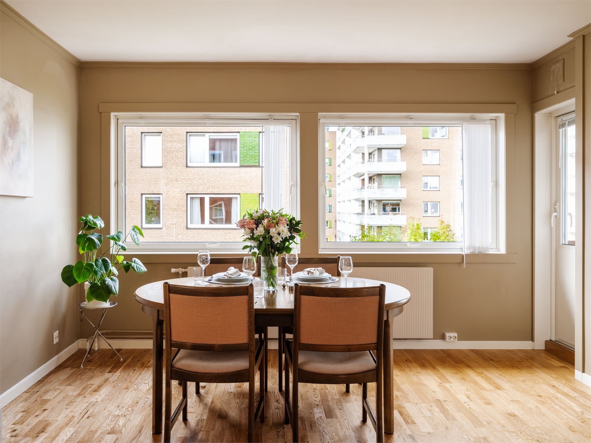 Stuen har god plass til spisebord og naturlig lysinnslipp fra store vinduer i 3 forskjellige himmelretninger