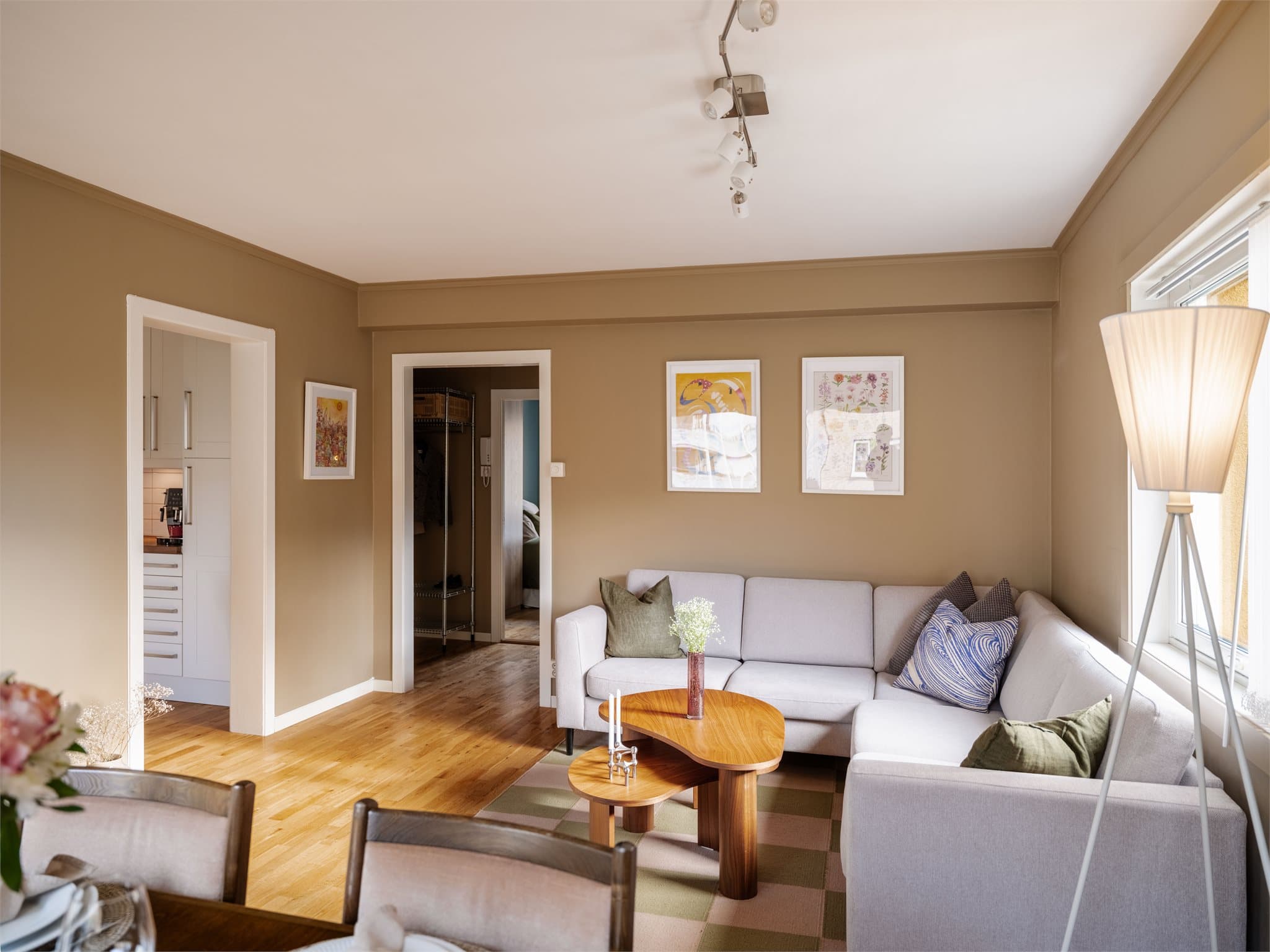 Leilighetens hjørnebeliggenhet oppleves privat og gir en god atmosfære